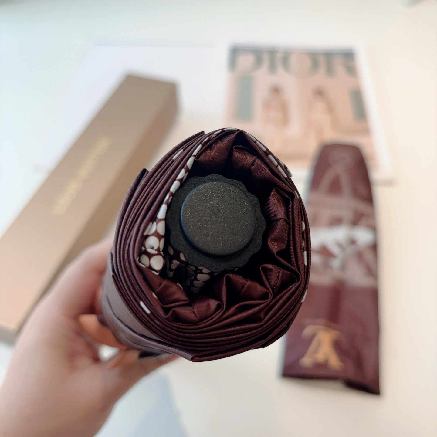 LOUIS VUITTON （路易威登）新款 三折自动折叠晴雨伞 新涂层技术深色伞面 拥有令人惊喜的遮光