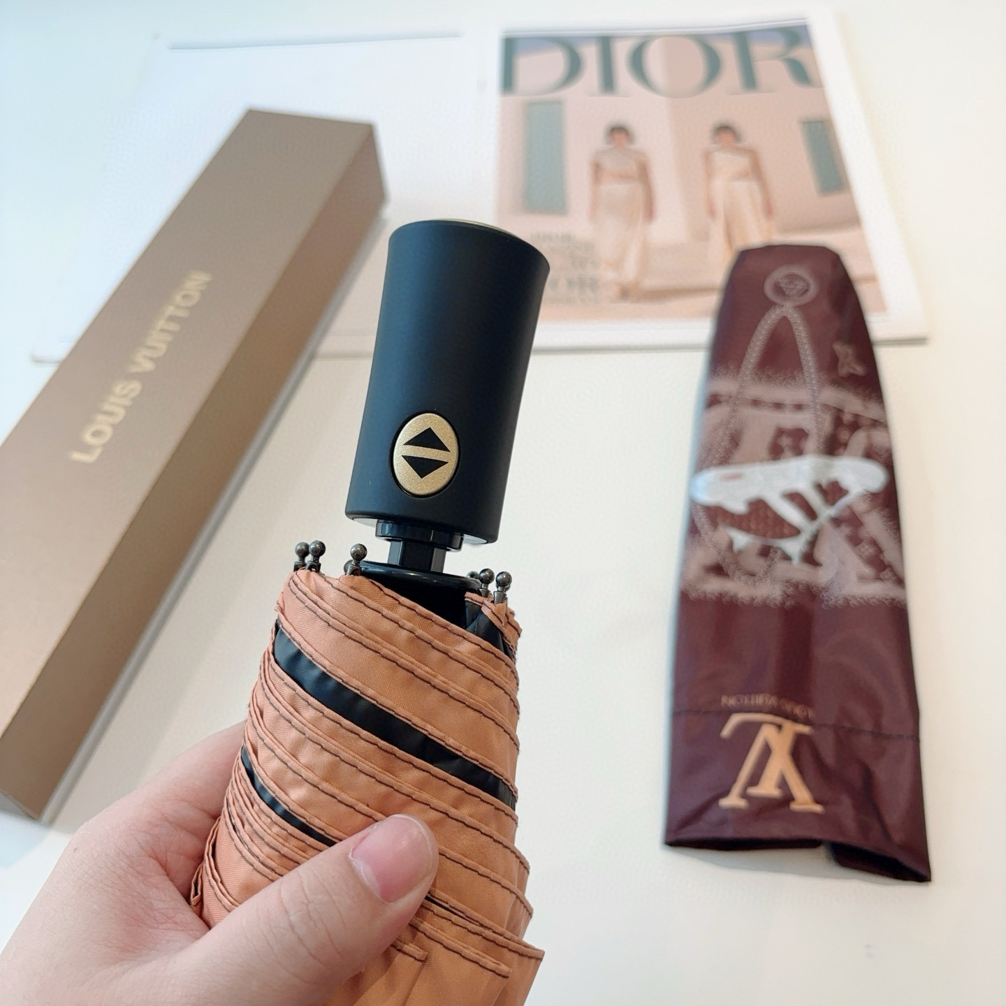 LOUIS VUITTON （路易威登）新款 三折自动折叠晴雨伞 新涂层技术深色伞面 拥有令人惊喜的遮光