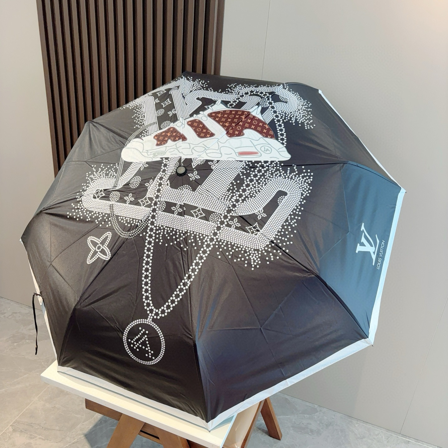 LOUIS VUITTON （路易威登）新款 三折自动折叠晴雨伞 新涂层技术深色伞面 拥有令人惊喜的遮光