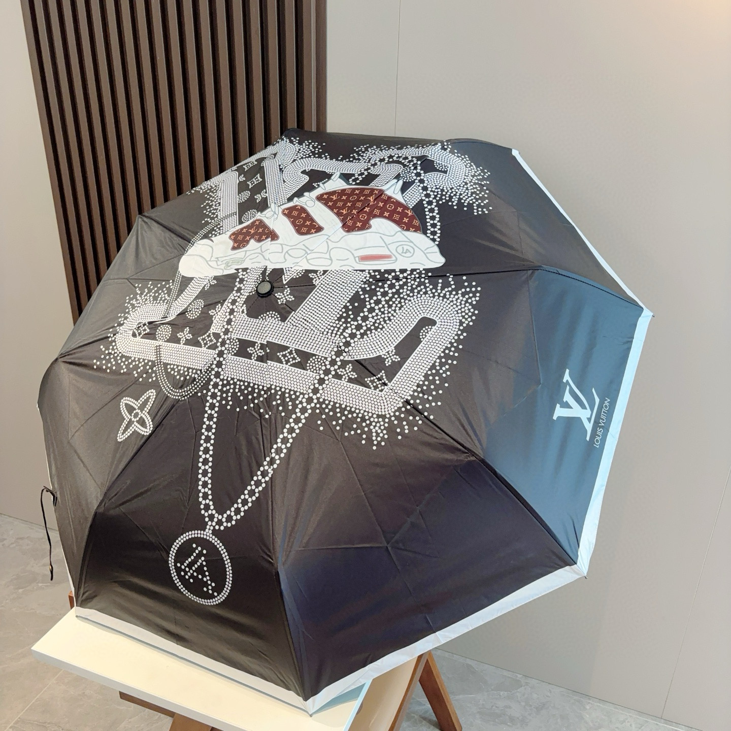 LOUIS VUITTON （路易威登）新款 三折自动折叠晴雨伞 新涂层技术深色伞面 拥有令人惊喜的遮光