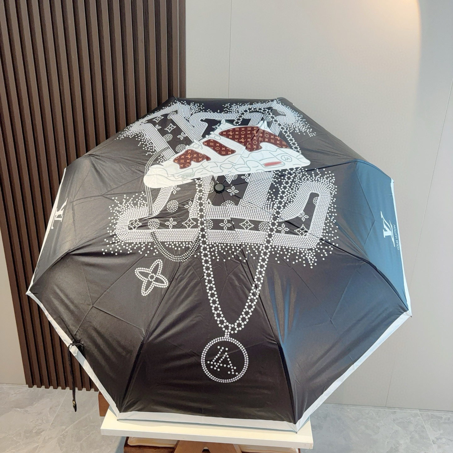 LOUIS VUITTON （路易威登）新款 三折自动折叠晴雨伞 新涂层技术深色伞面 拥有令人惊喜的遮光