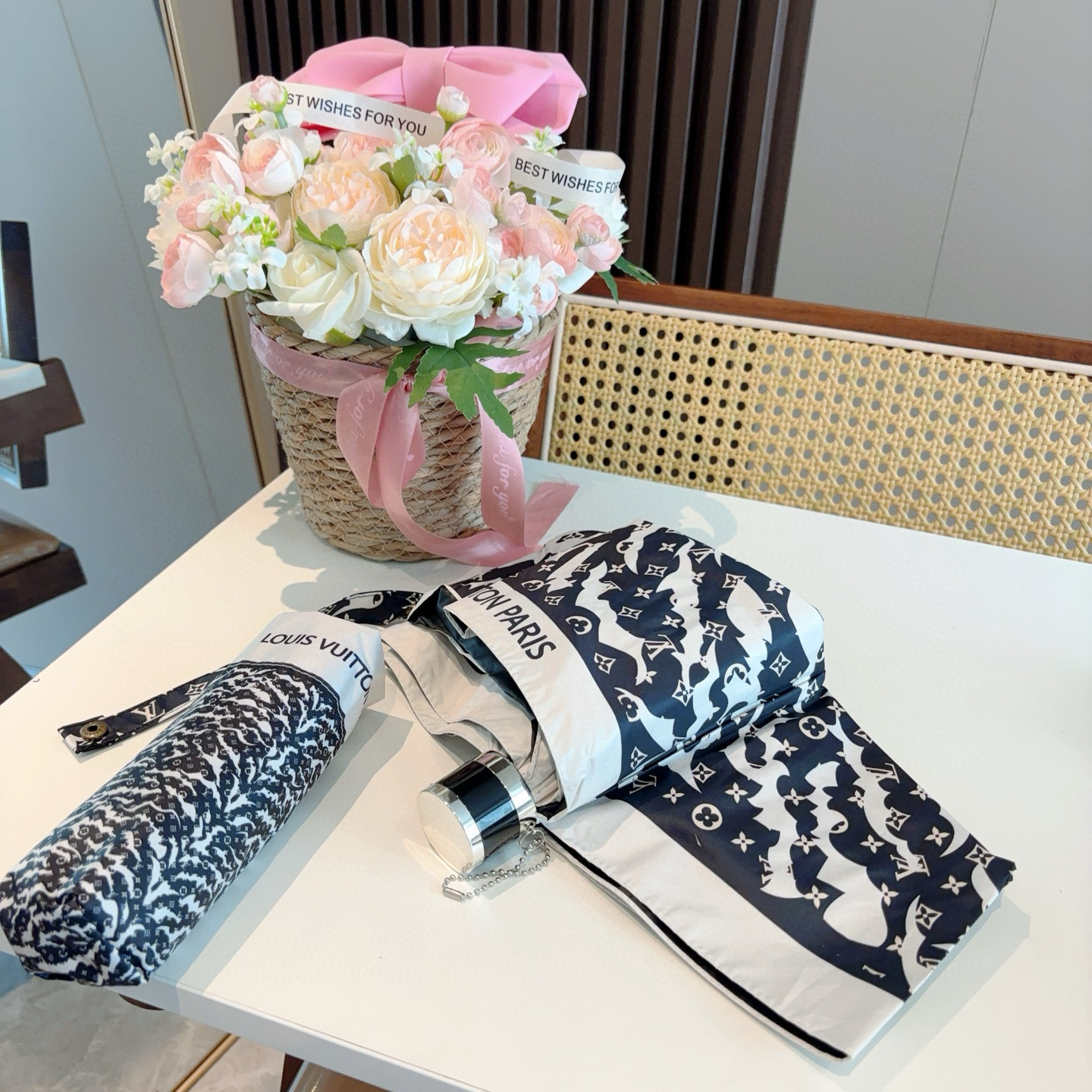 LOUIS VUITTON （路易威登）LV五折手开晴雨伞 新涂层技术深色伞面 拥有令人惊喜的遮光效果