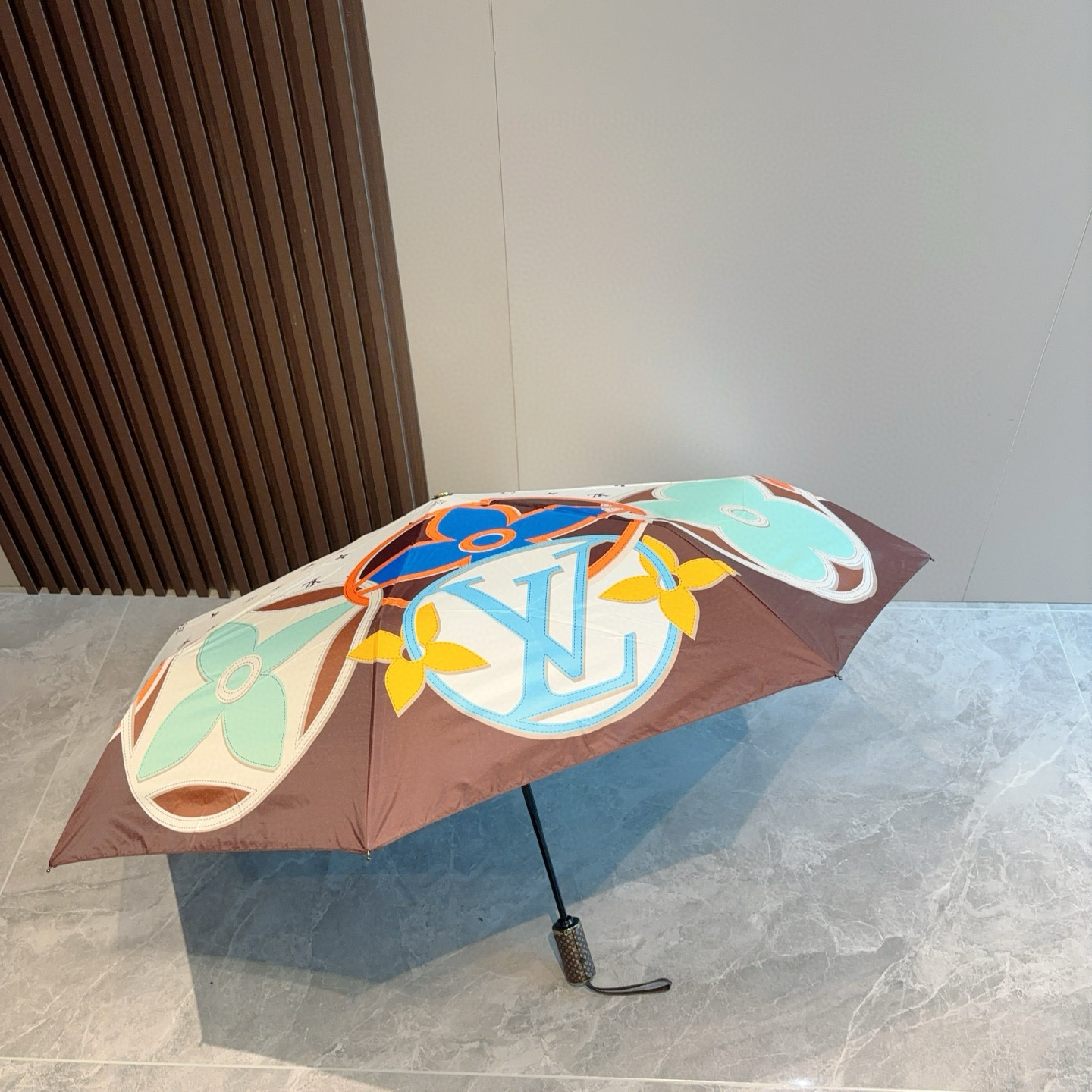 LOUIS VUITTON （路易威登）新款 三折自动折叠晴雨伞 新涂层技术深色伞面 拥有令人惊喜的遮光
