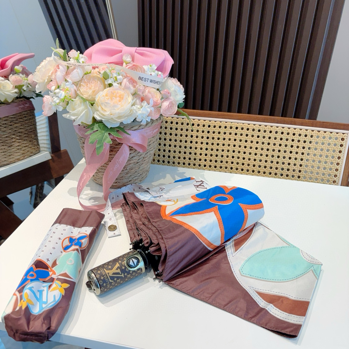 LOUIS VUITTON （路易威登）新款 三折自动折叠晴雨伞 新涂层技术深色伞面 拥有令人惊喜的遮光