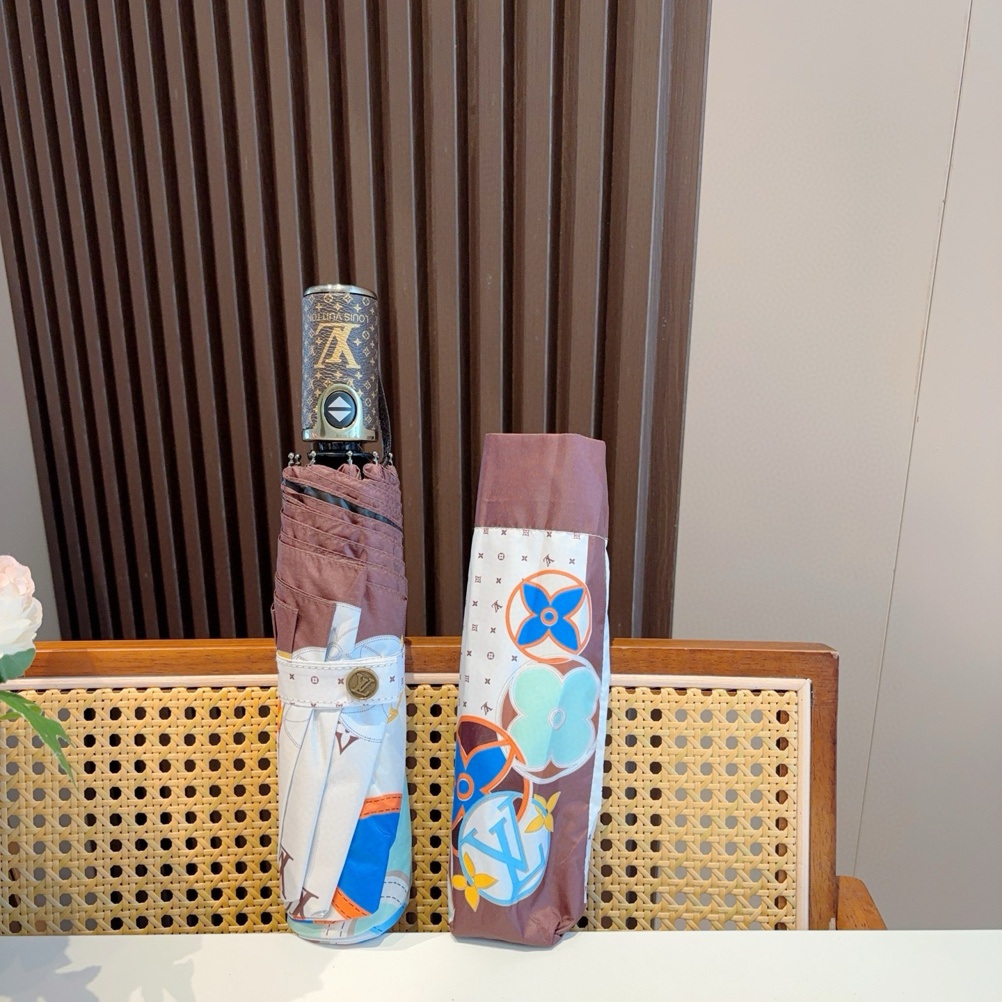 LOUIS VUITTON （路易威登）新款 三折自动折叠晴雨伞 新涂层技术深色伞面 拥有令人惊喜的遮光