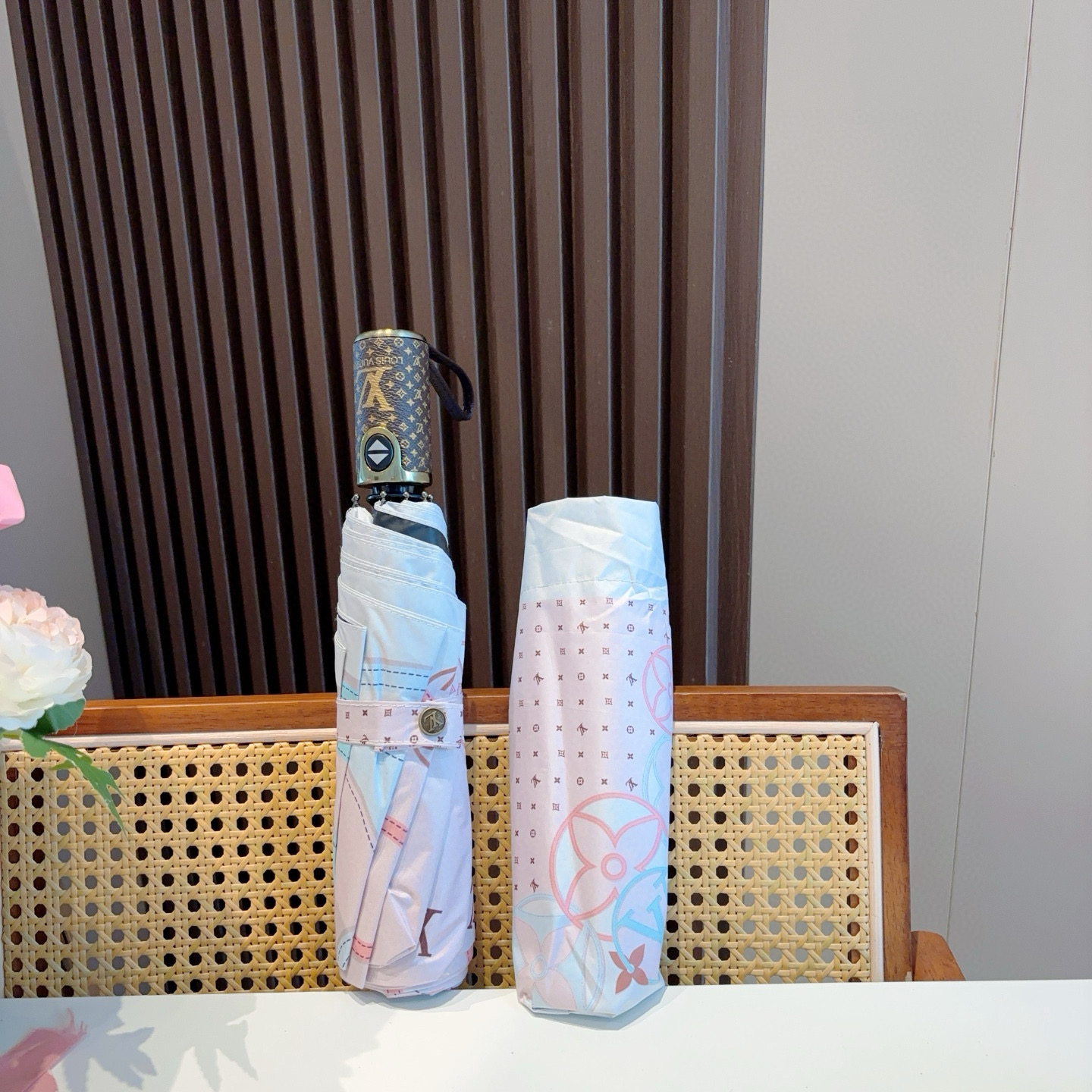LOUIS VUITTON （路易威登）新款 三折自动折叠晴雨伞 新涂层技术深色伞面 拥有令人惊喜的遮光