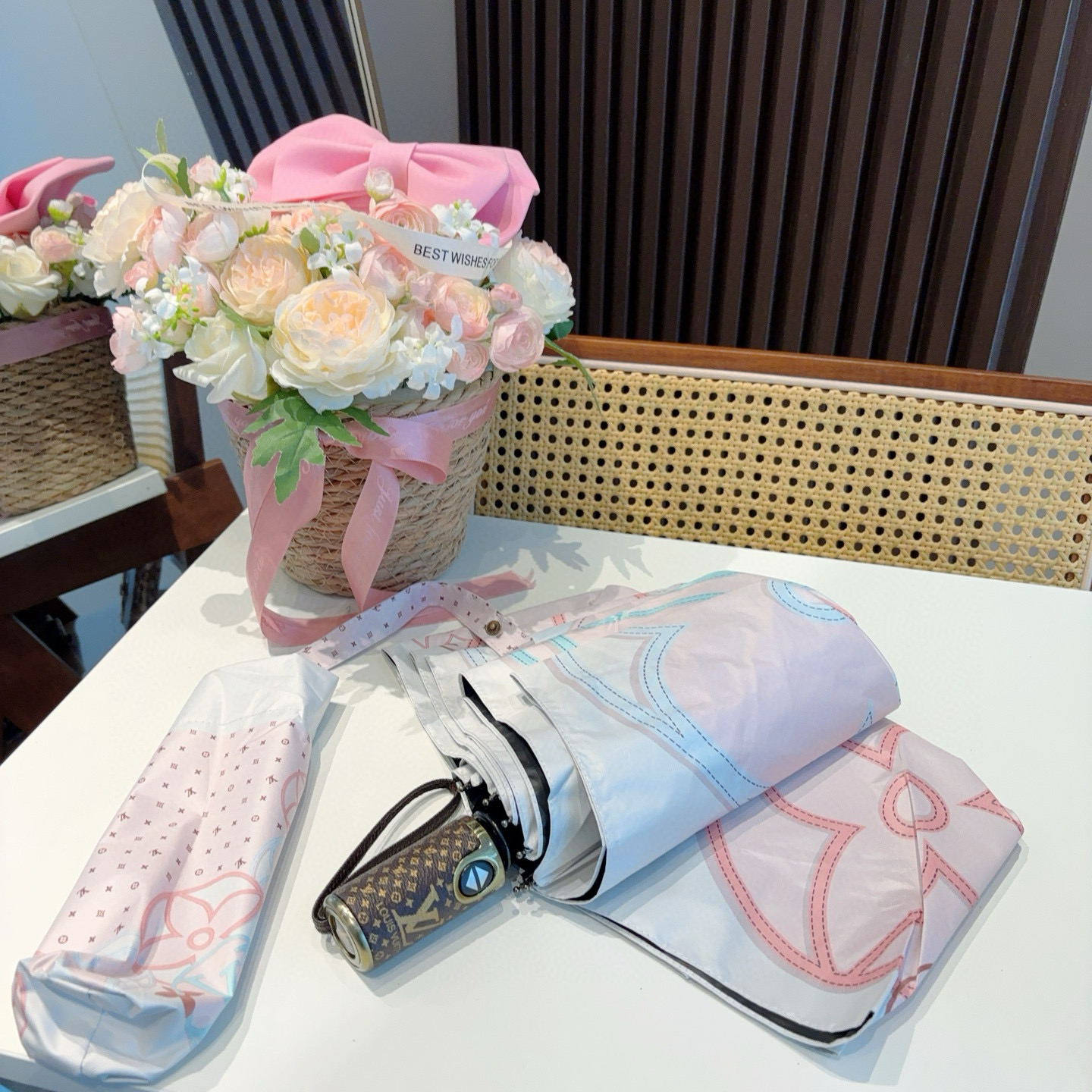LOUIS VUITTON （路易威登）新款 三折自动折叠晴雨伞 新涂层技术深色伞面 拥有令人惊喜的遮光