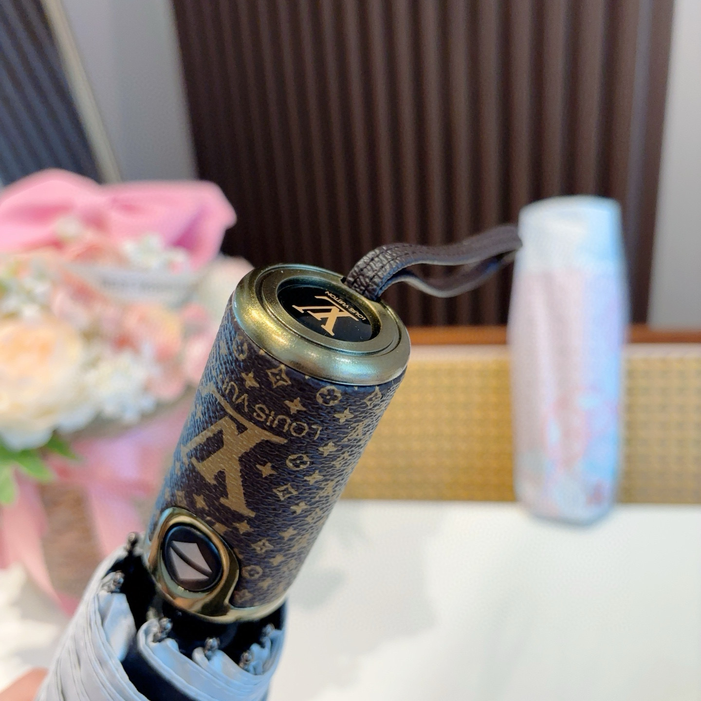 LOUIS VUITTON （路易威登）新款 三折自动折叠晴雨伞 新涂层技术深色伞面 拥有令人惊喜的遮光