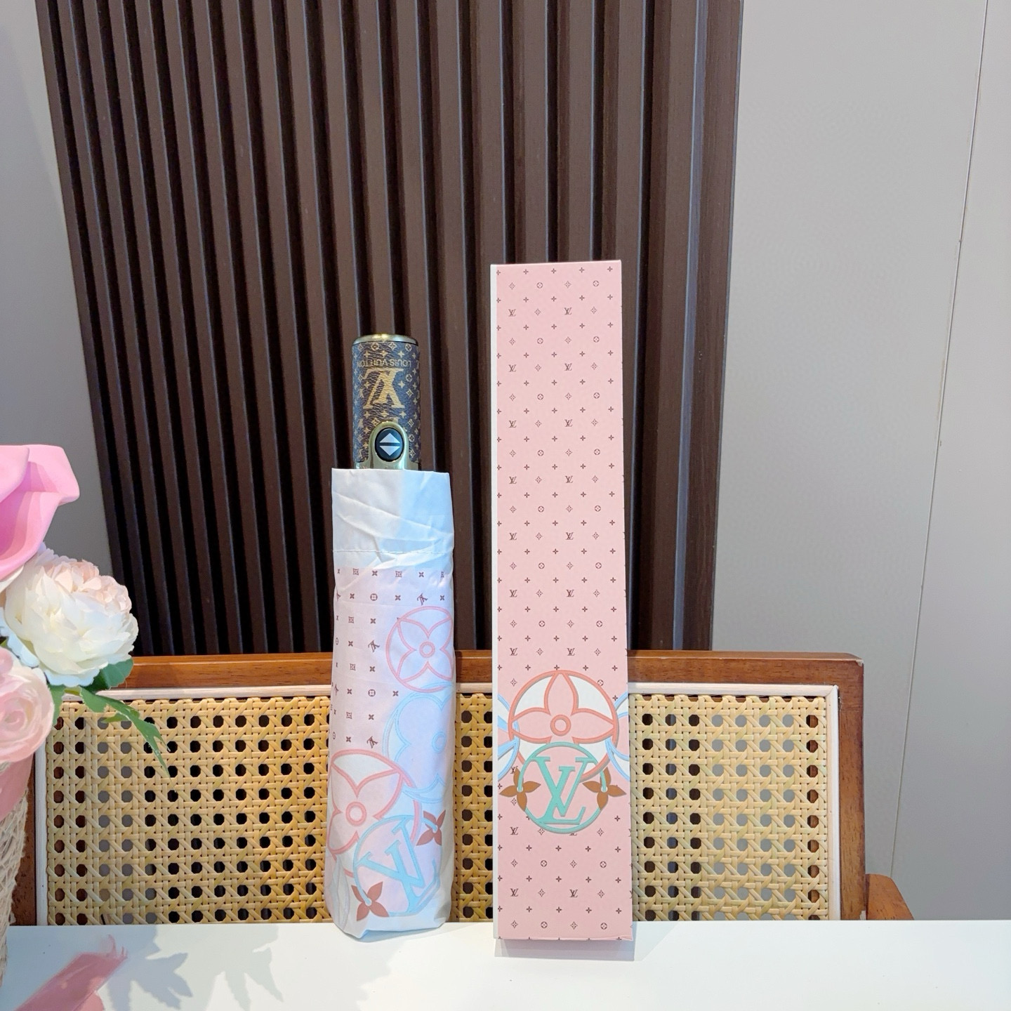 LOUIS VUITTON （路易威登）新款 三折自动折叠晴雨伞 新涂层技术深色伞面 拥有令人惊喜的遮光