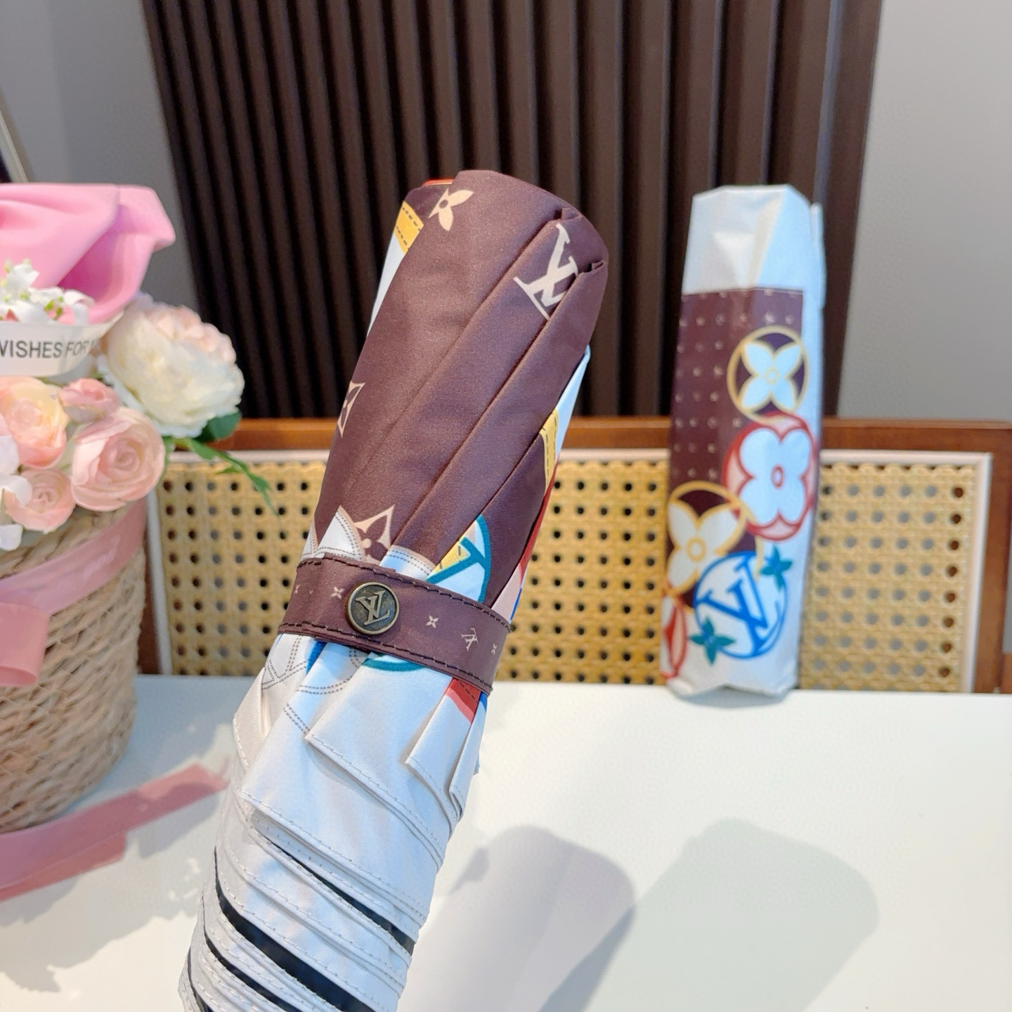 LOUIS VUITTON （路易威登）新款 三折自动折叠晴雨伞 新涂层技术深色伞面 拥有令人惊喜的遮光