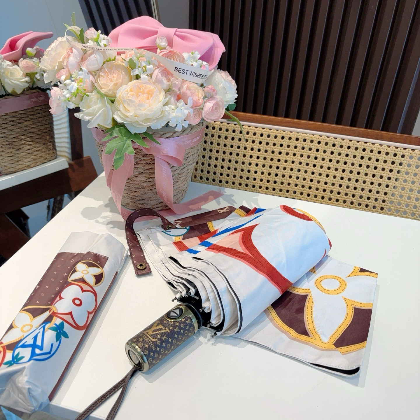 LOUIS VUITTON （路易威登）新款 三折自动折叠晴雨伞 新涂层技术深色伞面 拥有令人惊喜的遮光