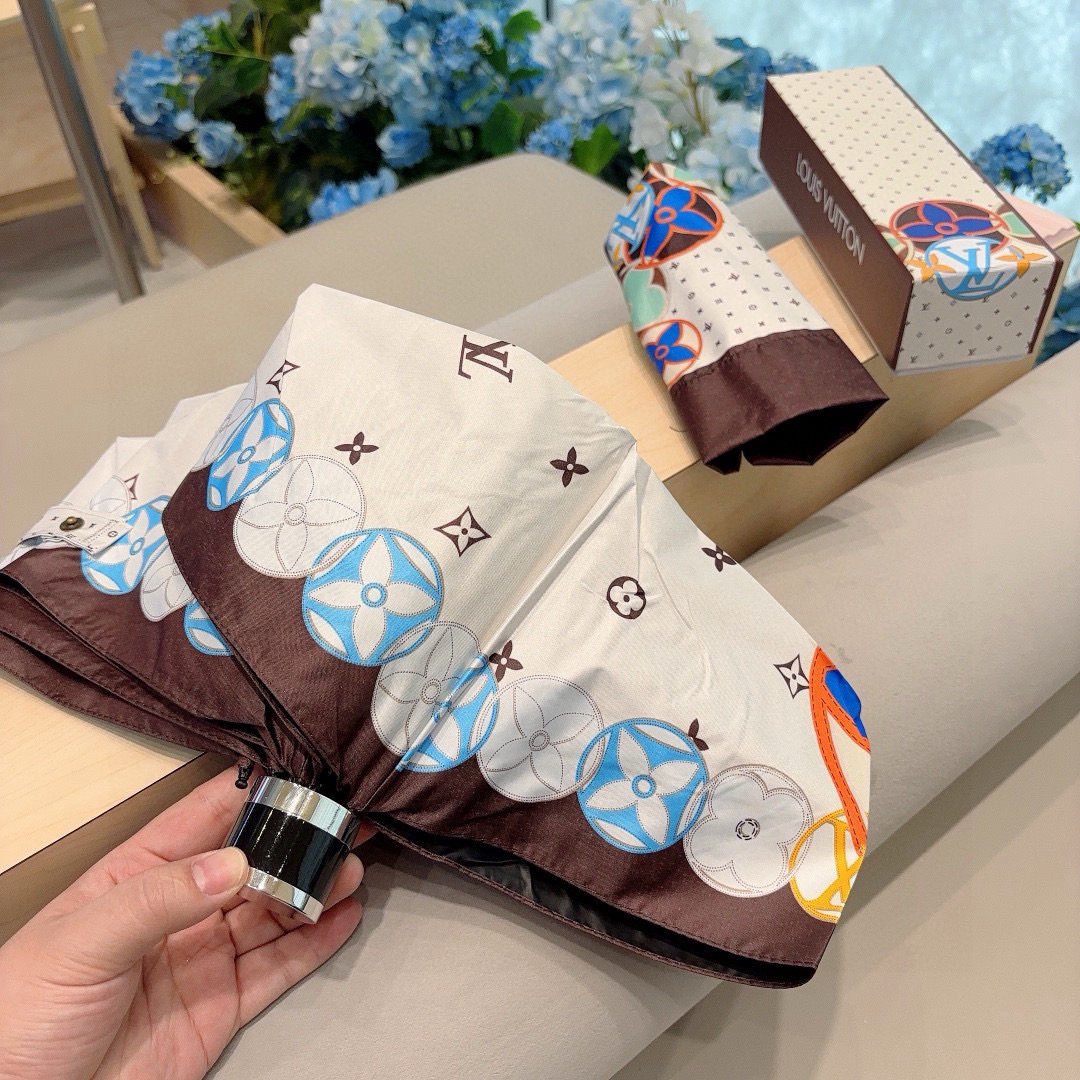  LOUIS VUITTON（路易威登）新款 五折伞 热卖款 时尚指数爆表 不论晴天雨天使用都相得益彰 