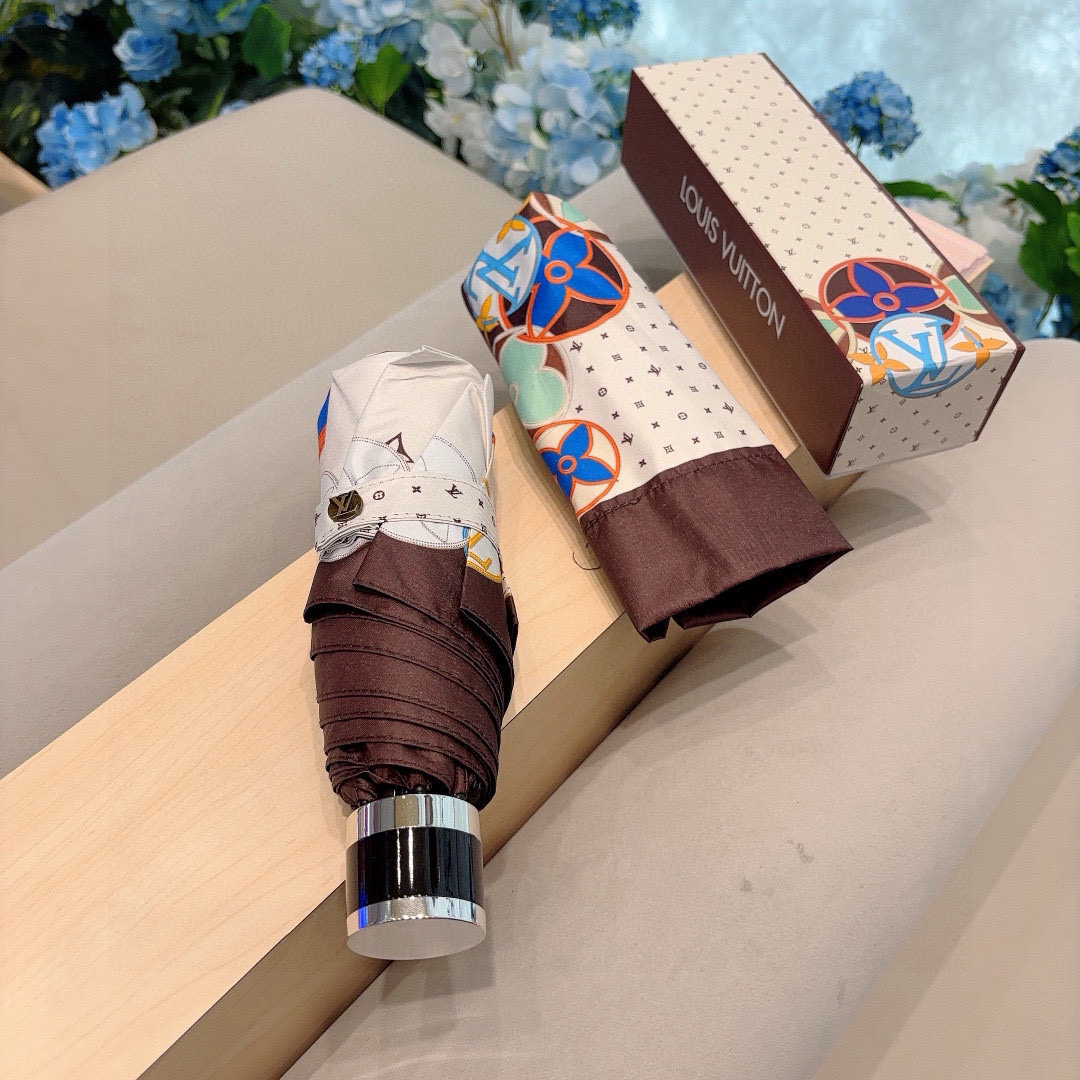 LOUIS VUITTON（路易威登）新款 五折伞 热卖款 时尚指数爆表 不论晴天雨天使用都相得益彰 