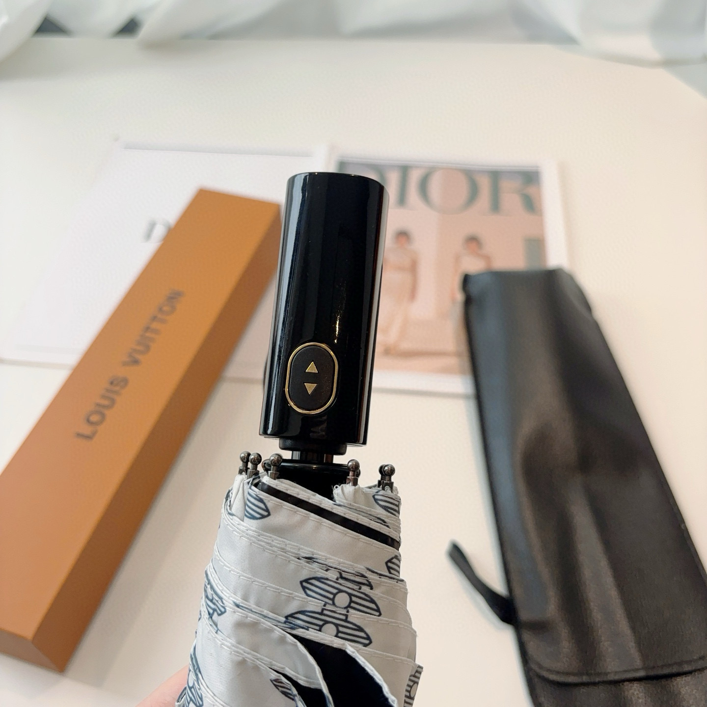 LOUIS VUITTON （路易威登）新款 三折自动折叠晴雨伞 新涂层技术深色伞面 拥有令人惊喜的遮光