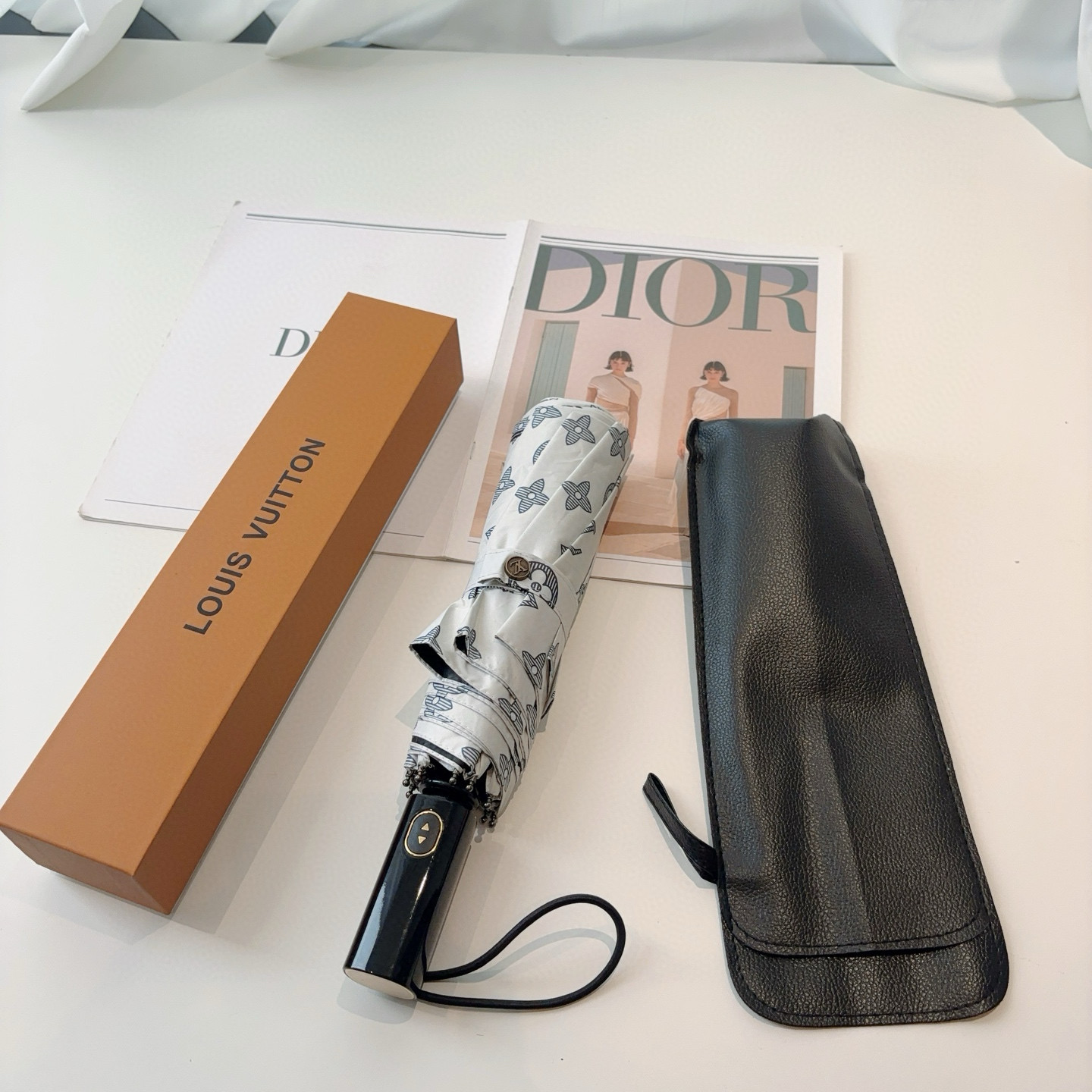 LOUIS VUITTON （路易威登）新款 三折自动折叠晴雨伞 新涂层技术深色伞面 拥有令人惊喜的遮光