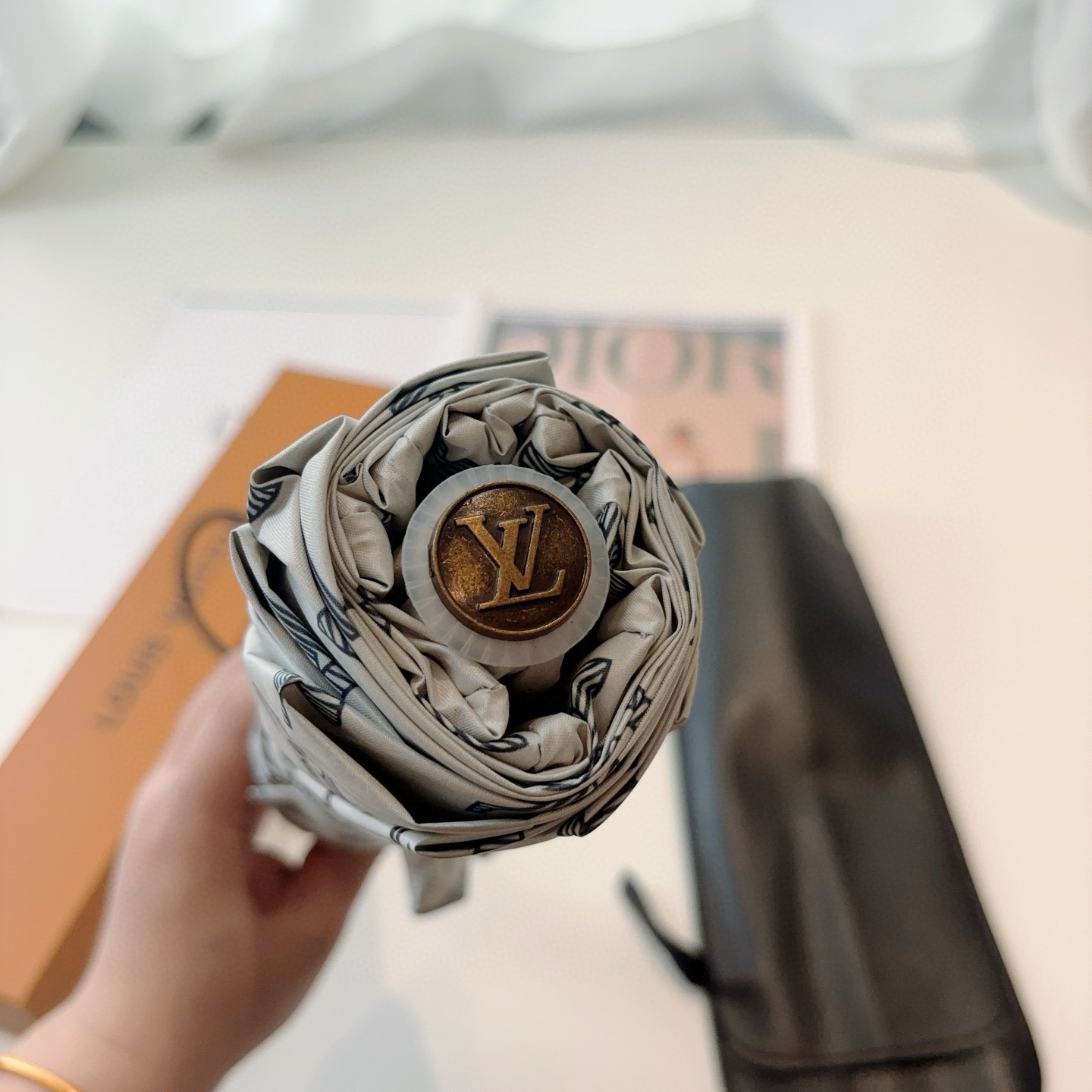 LOUIS VUITTON （路易威登）新款 三折自动折叠晴雨伞 新涂层技术深色伞面 拥有令人惊喜的遮光