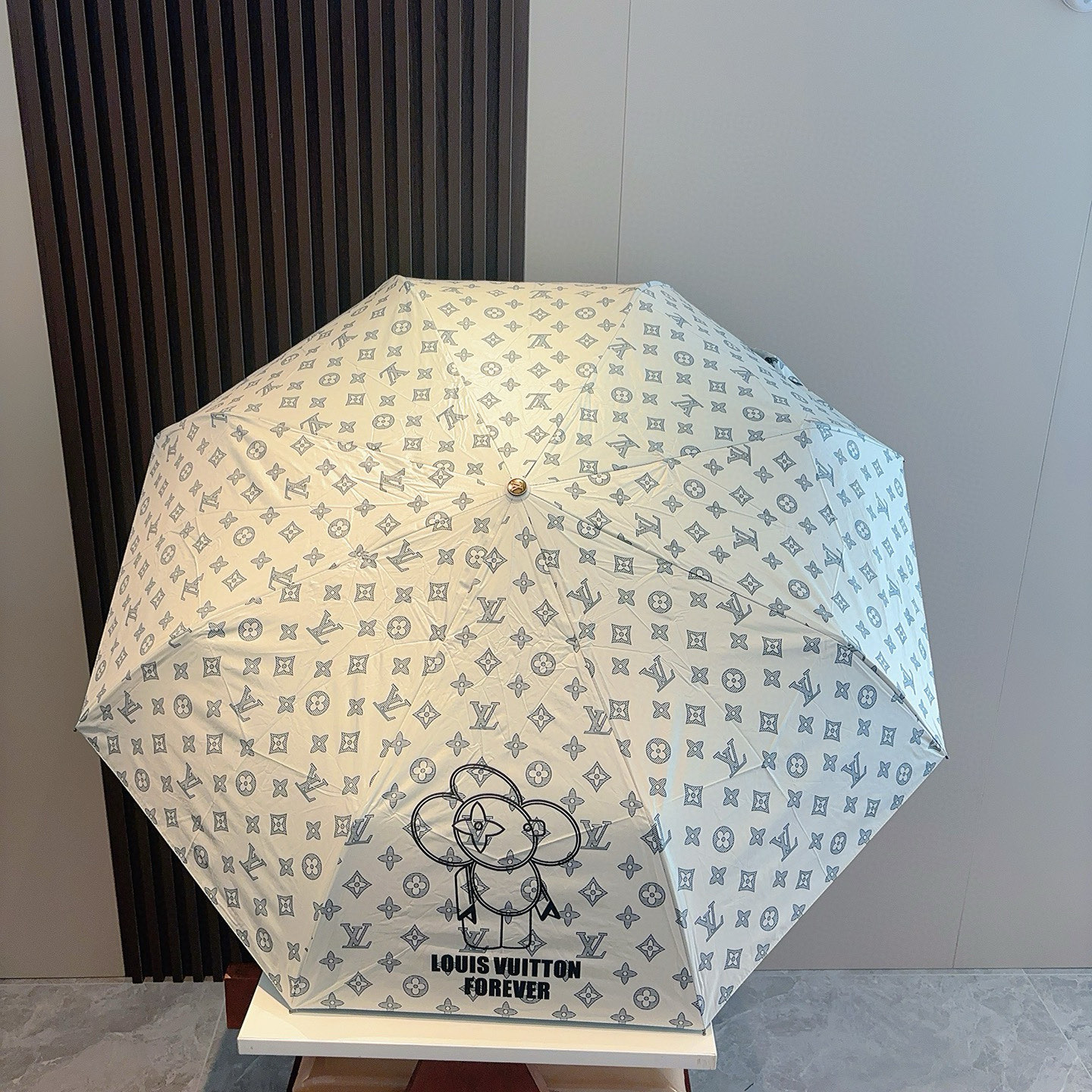 LOUIS VUITTON （路易威登）新款 三折自动折叠晴雨伞 新涂层技术深色伞面 拥有令人惊喜的遮光