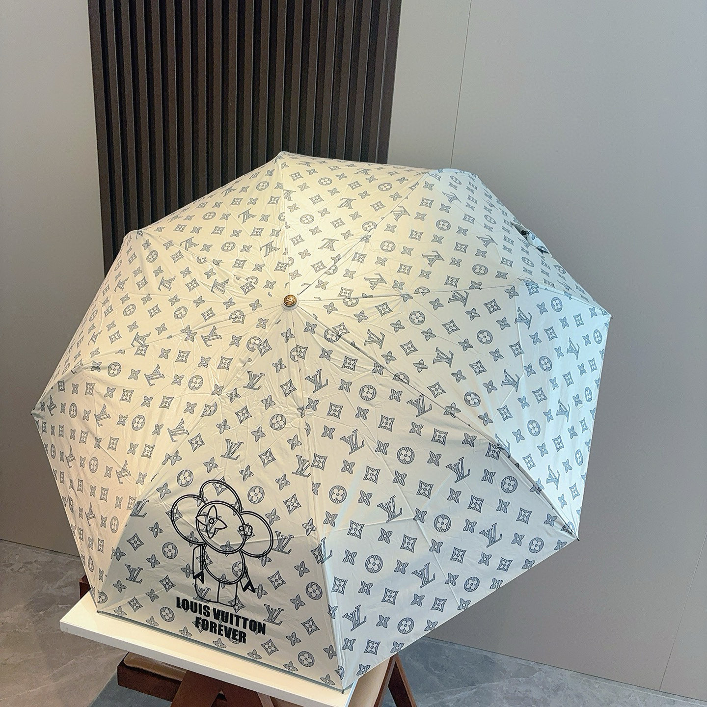 LOUIS VUITTON （路易威登）新款 三折自动折叠晴雨伞 新涂层技术深色伞面 拥有令人惊喜的遮光