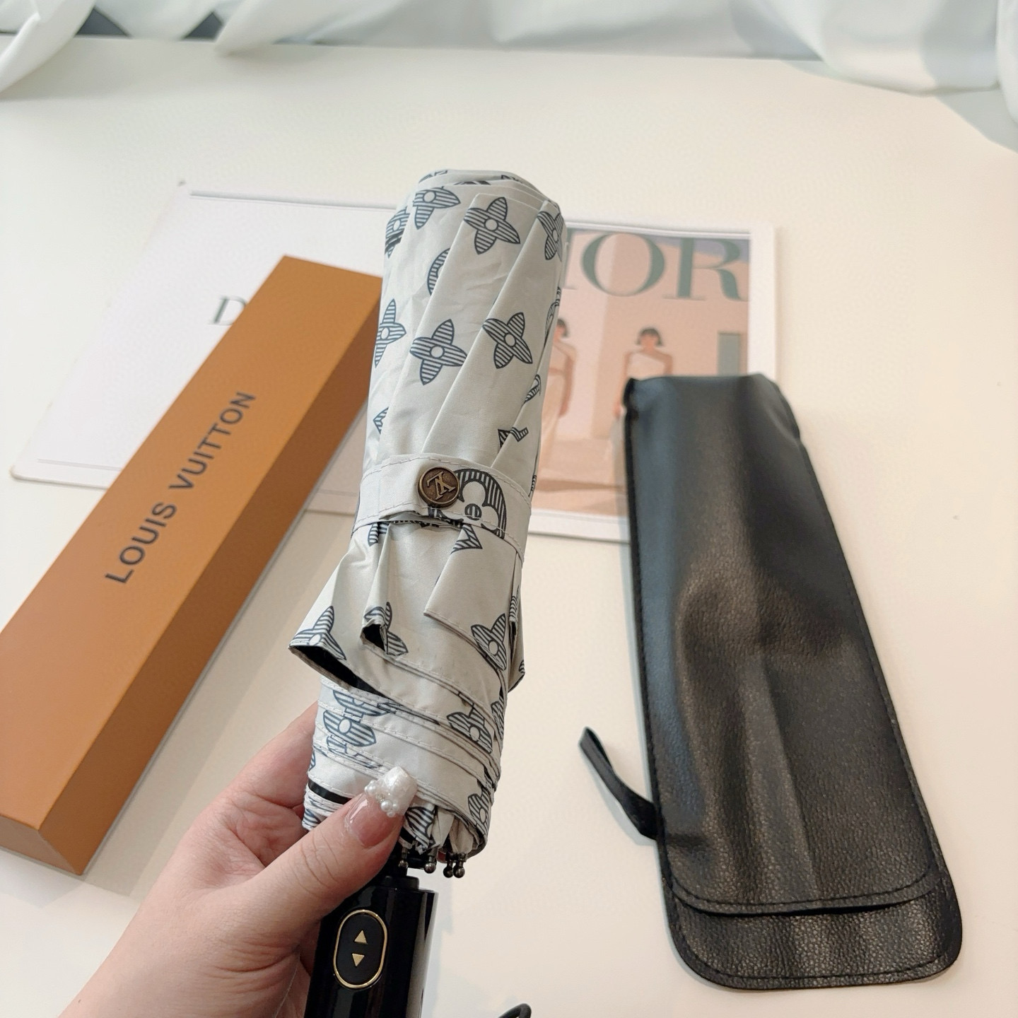 LOUIS VUITTON （路易威登）新款 三折自动折叠晴雨伞 新涂层技术深色伞面 拥有令人惊喜的遮光