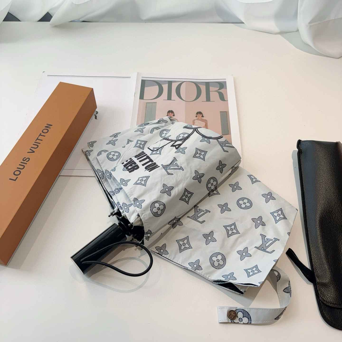LOUIS VUITTON （路易威登）新款 三折自动折叠晴雨伞 新涂层技术深色伞面 拥有令人惊喜的遮光