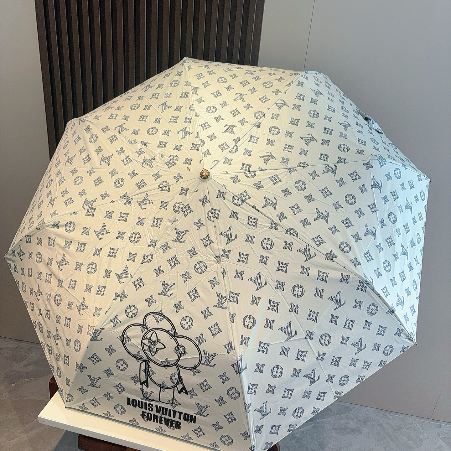 LOUIS VUITTON （路易威登）新款 三折自动折叠晴雨伞 新涂层技术深色伞面 拥有令人惊喜的遮光