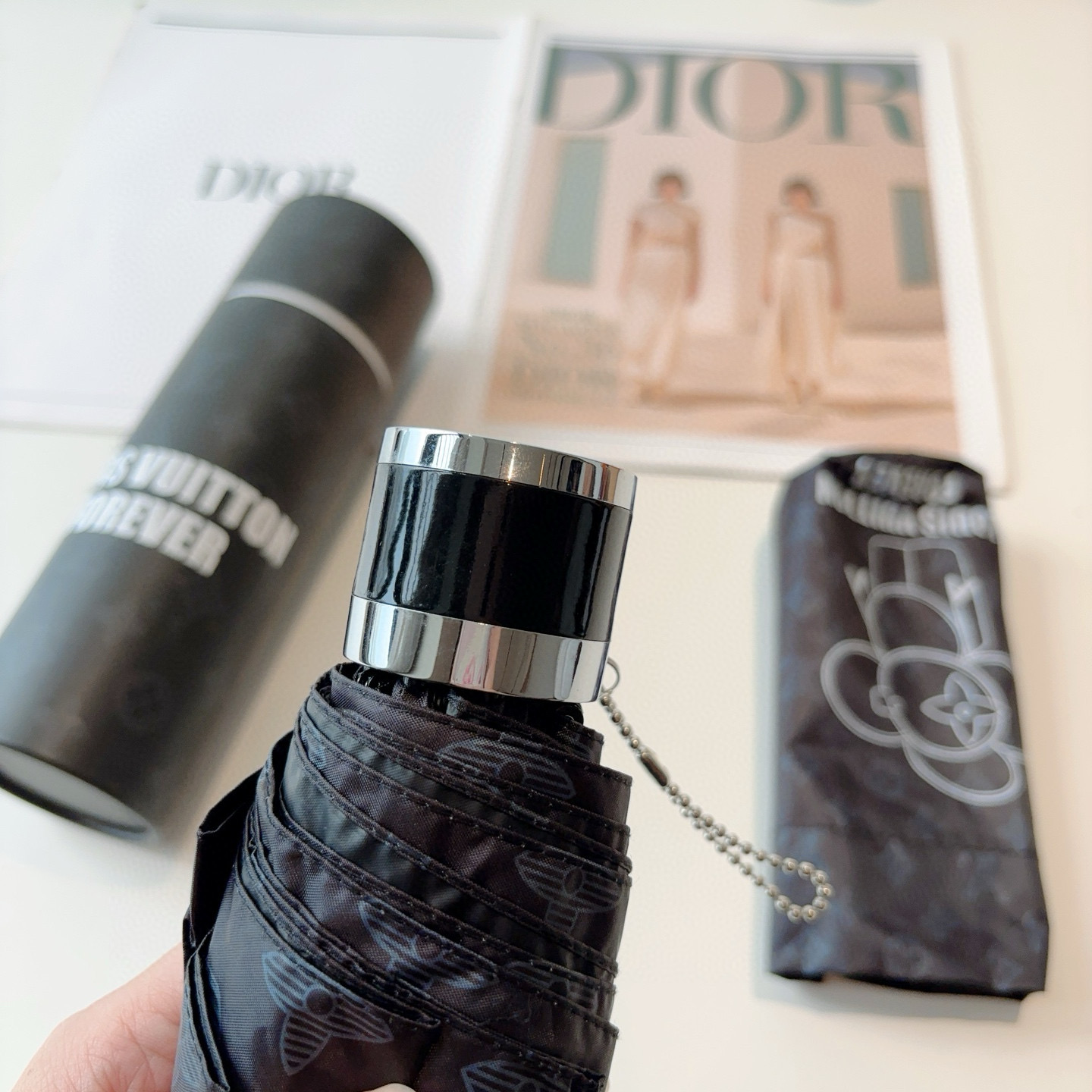  LOUIS VUITTON（路易威登）新款 五折伞 热卖款 时尚指数爆表 不论晴天雨天使用都相得益彰 