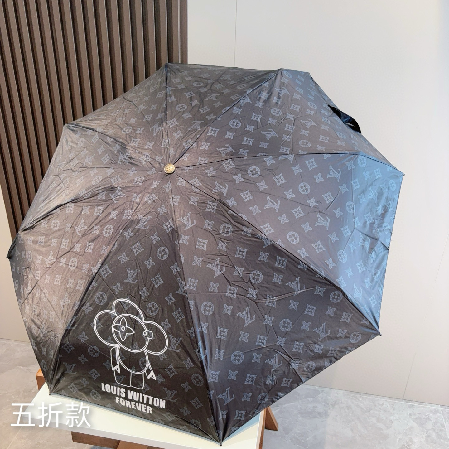  LOUIS VUITTON（路易威登）新款 五折伞 热卖款 时尚指数爆表 不论晴天雨天使用都相得益彰 