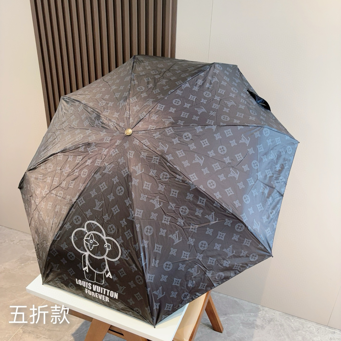  LOUIS VUITTON（路易威登）新款 五折伞 热卖款 时尚指数爆表 不论晴天雨天使用都相得益彰 