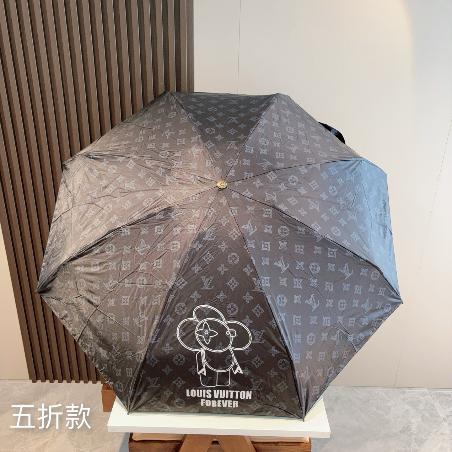 LOUIS VUITTON（路易威登）新款 五折伞 热卖款 时尚指数爆表 不论晴天雨天使用都相得益彰 