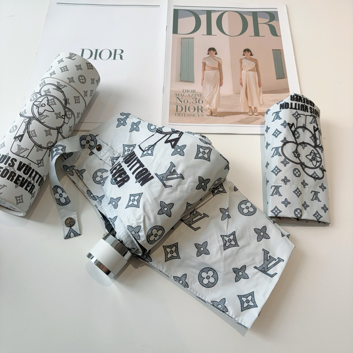  LOUIS VUITTON（路易威登）新款 五折伞 热卖款 时尚指数爆表 不论晴天雨天使用都相得益彰 