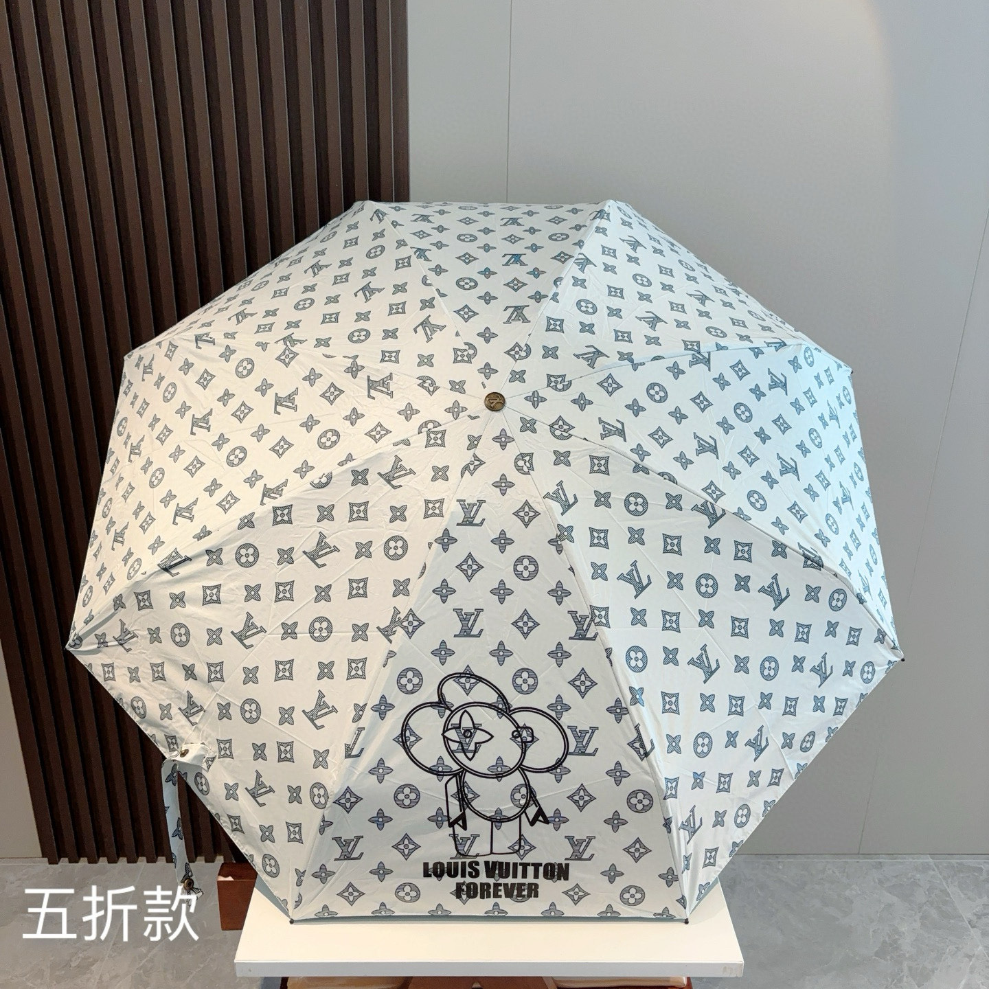  LOUIS VUITTON（路易威登）新款 五折伞 热卖款 时尚指数爆表 不论晴天雨天使用都相得益彰 