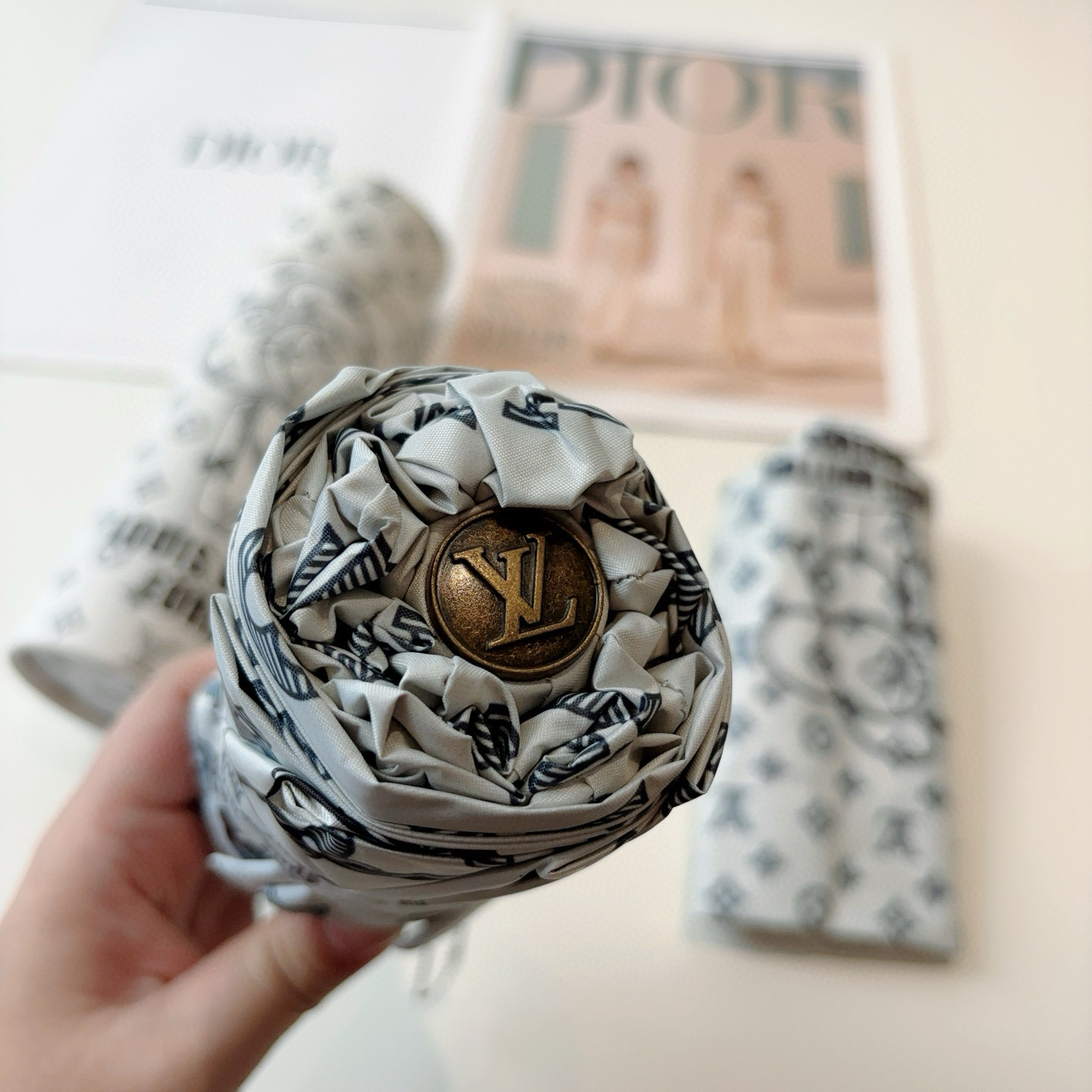  LOUIS VUITTON（路易威登）新款 五折伞 热卖款 时尚指数爆表 不论晴天雨天使用都相得益彰 