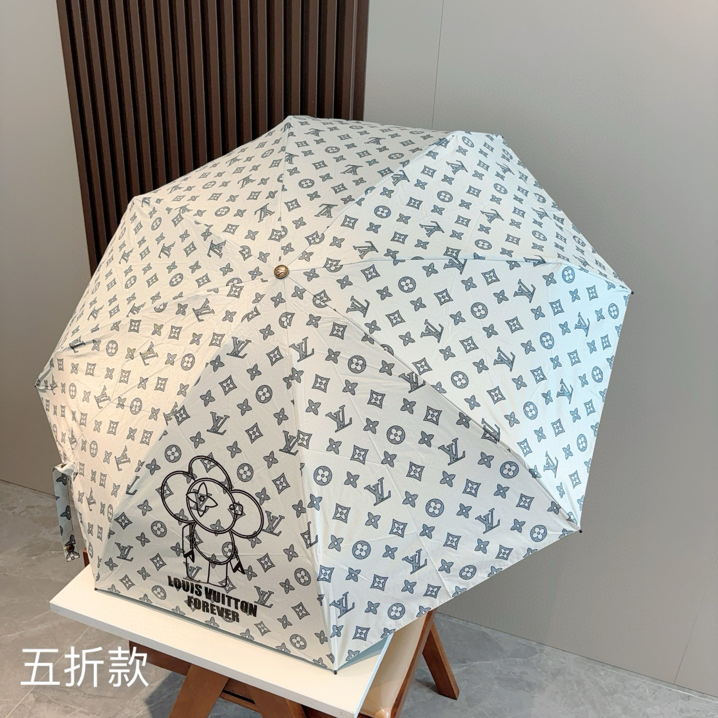  LOUIS VUITTON（路易威登）新款 五折伞 热卖款 时尚指数爆表 不论晴天雨天使用都相得益彰 