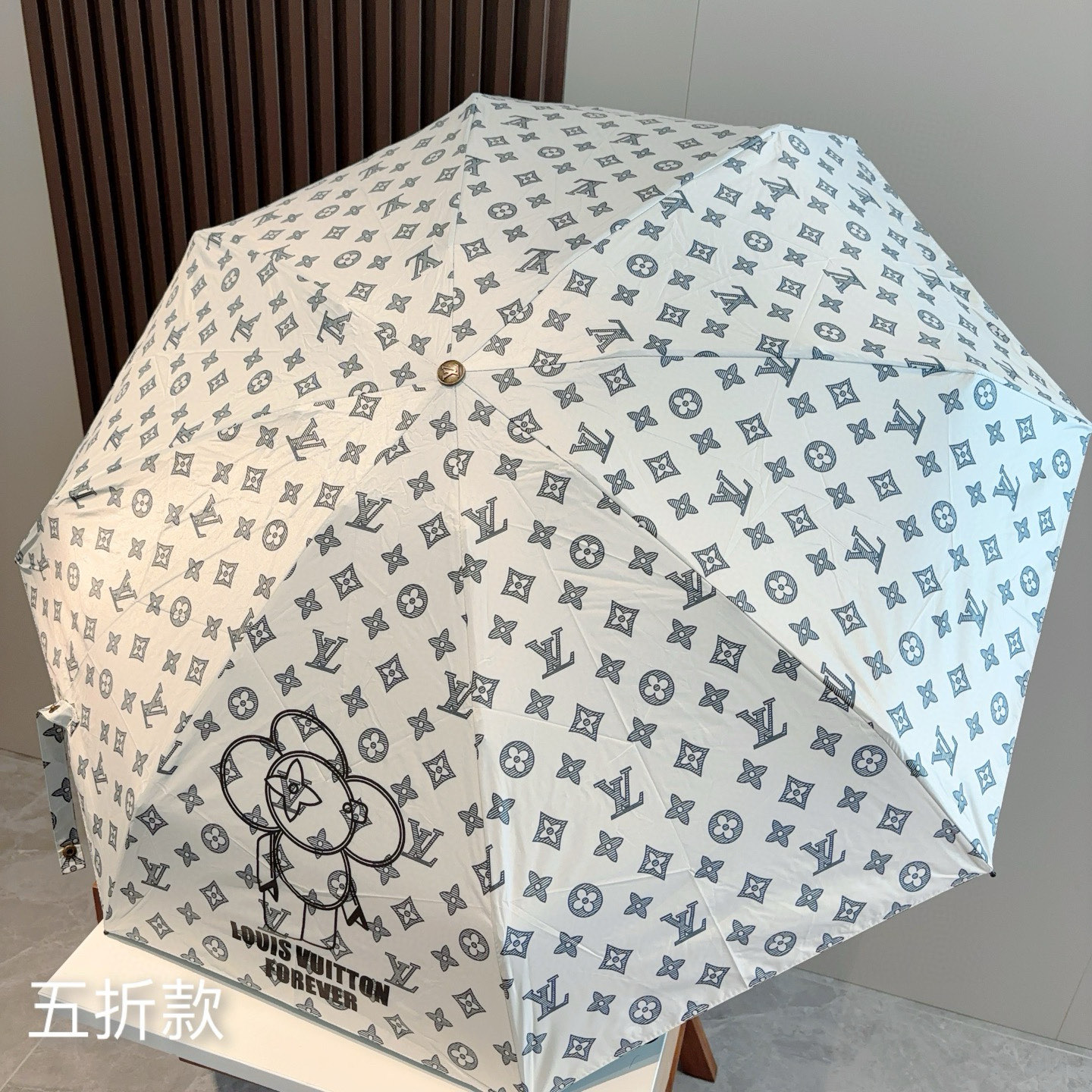  LOUIS VUITTON（路易威登）新款 五折伞 热卖款 时尚指数爆表 不论晴天雨天使用都相得益彰 