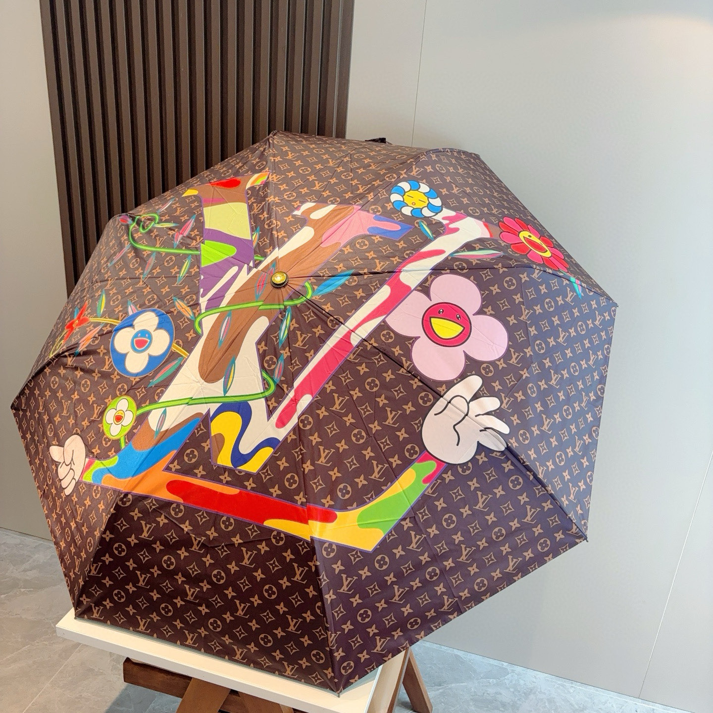 LOUIS VUITTON （路易威登）新款 三折自动折叠晴雨伞 新涂层技术深色伞面 拥有令人惊喜的遮光