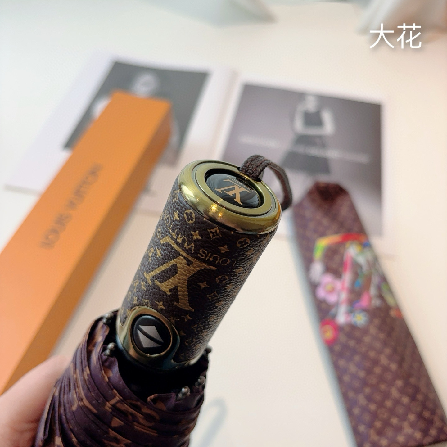 LOUIS VUITTON （路易威登）新款 三折自动折叠晴雨伞 新涂层技术深色伞面 拥有令人惊喜的遮光
