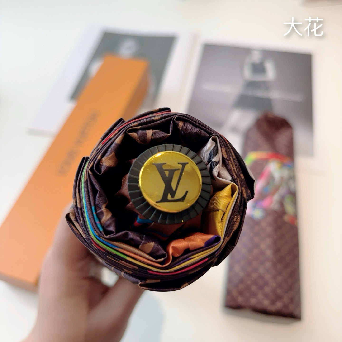 LOUIS VUITTON （路易威登）新款 三折自动折叠晴雨伞 新涂层技术深色伞面 拥有令人惊喜的遮光