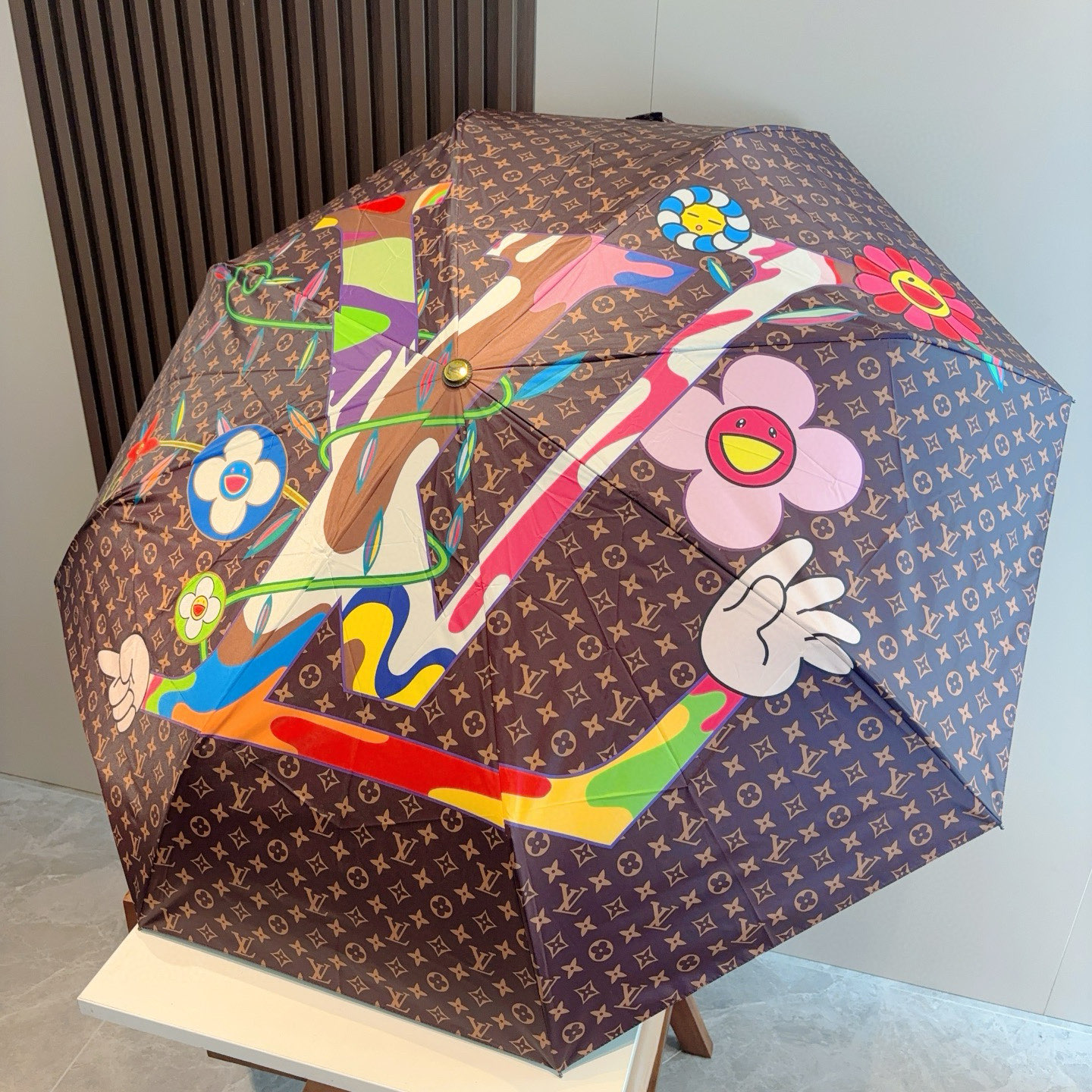 LOUIS VUITTON （路易威登）新款 三折自动折叠晴雨伞 新涂层技术深色伞面 拥有令人惊喜的遮光