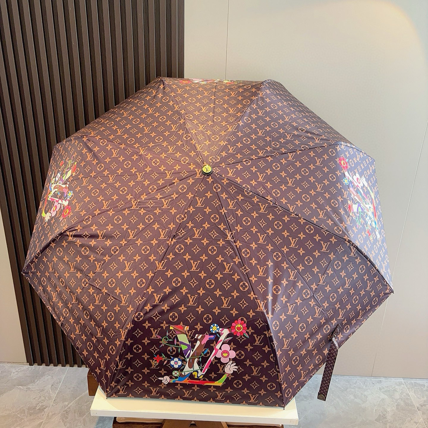LOUIS VUITTON （路易威登）新款 三折自动折叠晴雨伞 新涂层技术深色伞面 拥有令人惊喜的遮光
