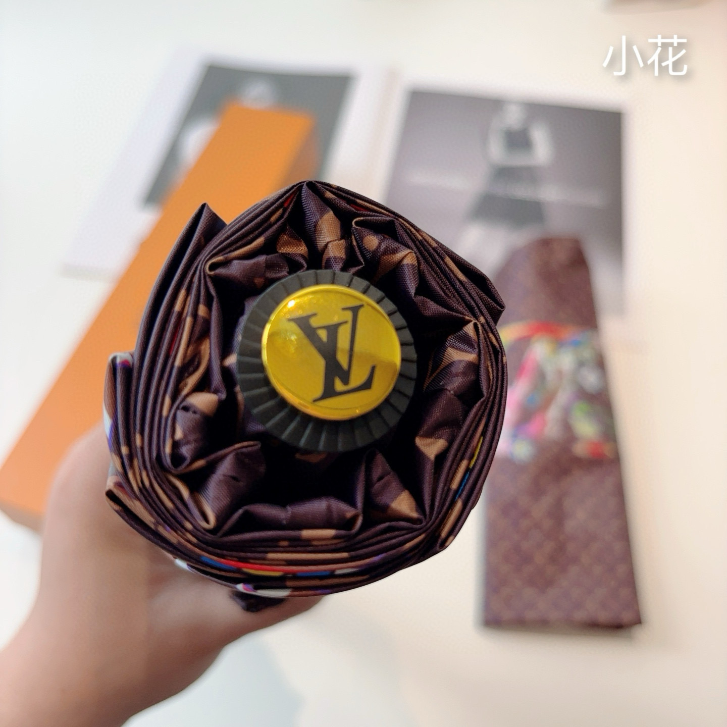 LOUIS VUITTON （路易威登）新款 三折自动折叠晴雨伞 新涂层技术深色伞面 拥有令人惊喜的遮光
