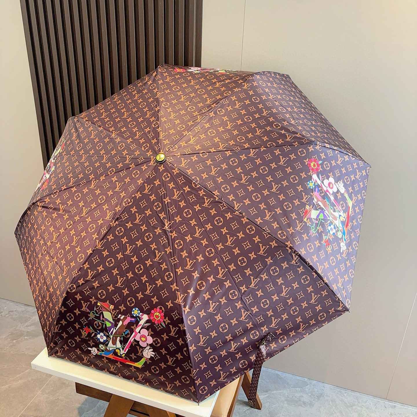 LOUIS VUITTON （路易威登）新款 三折自动折叠晴雨伞 新涂层技术深色伞面 拥有令人惊喜的遮光