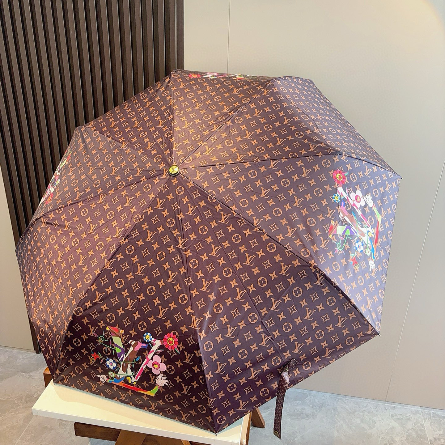 LOUIS VUITTON （路易威登）新款 三折自动折叠晴雨伞 新涂层技术深色伞面 拥有令人惊喜的遮光
