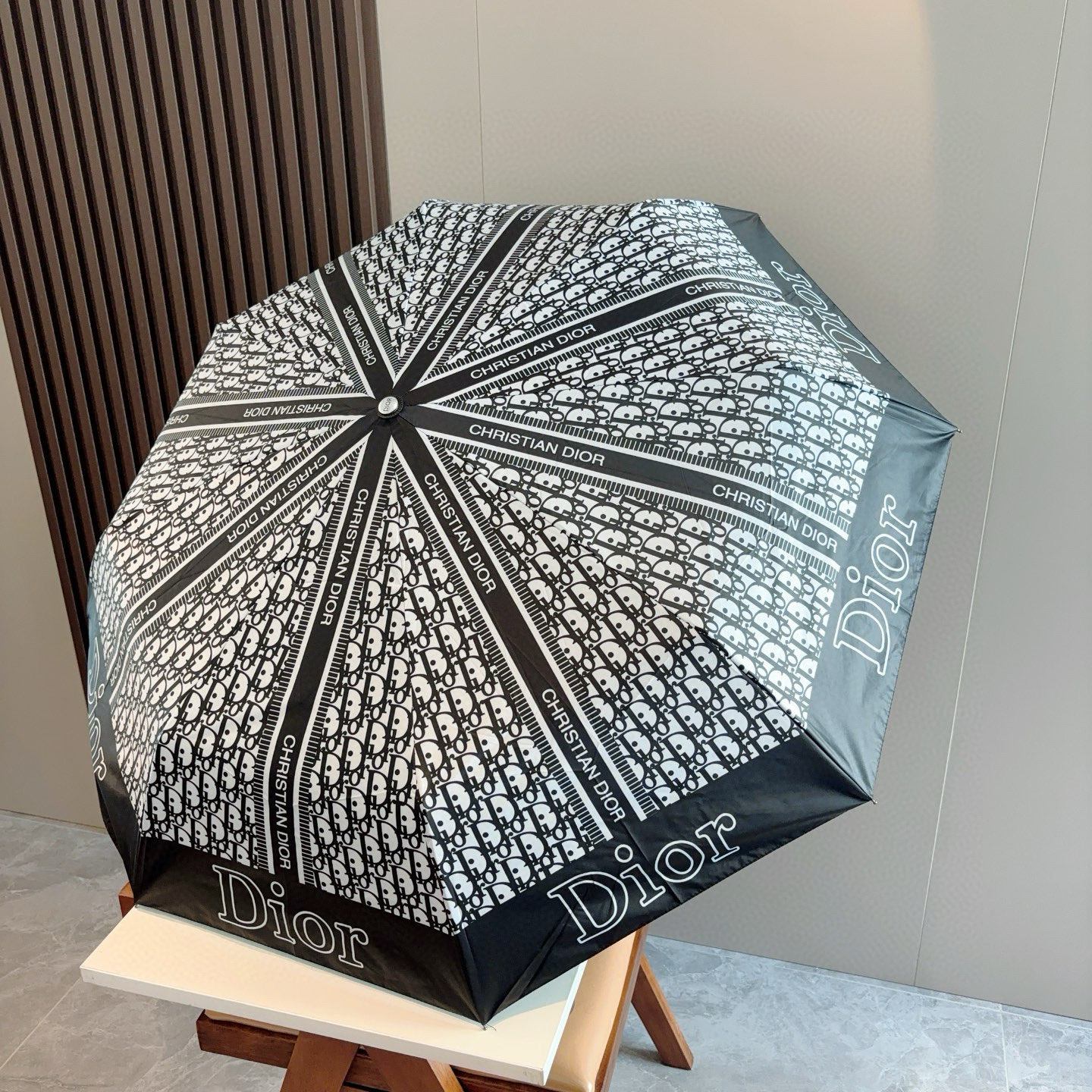  DIOR（迪奥）三折自动折叠晴雨伞  时尚原单代工品质 细节精致 看得见的品质 打破一成不变 色泽纯正