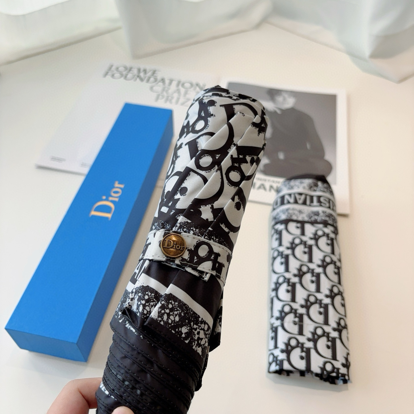  DIOR（迪奥）三折自动折叠晴雨伞  时尚原单代工品质 细节精致 看得见的品质 打破一成不变 色泽纯正