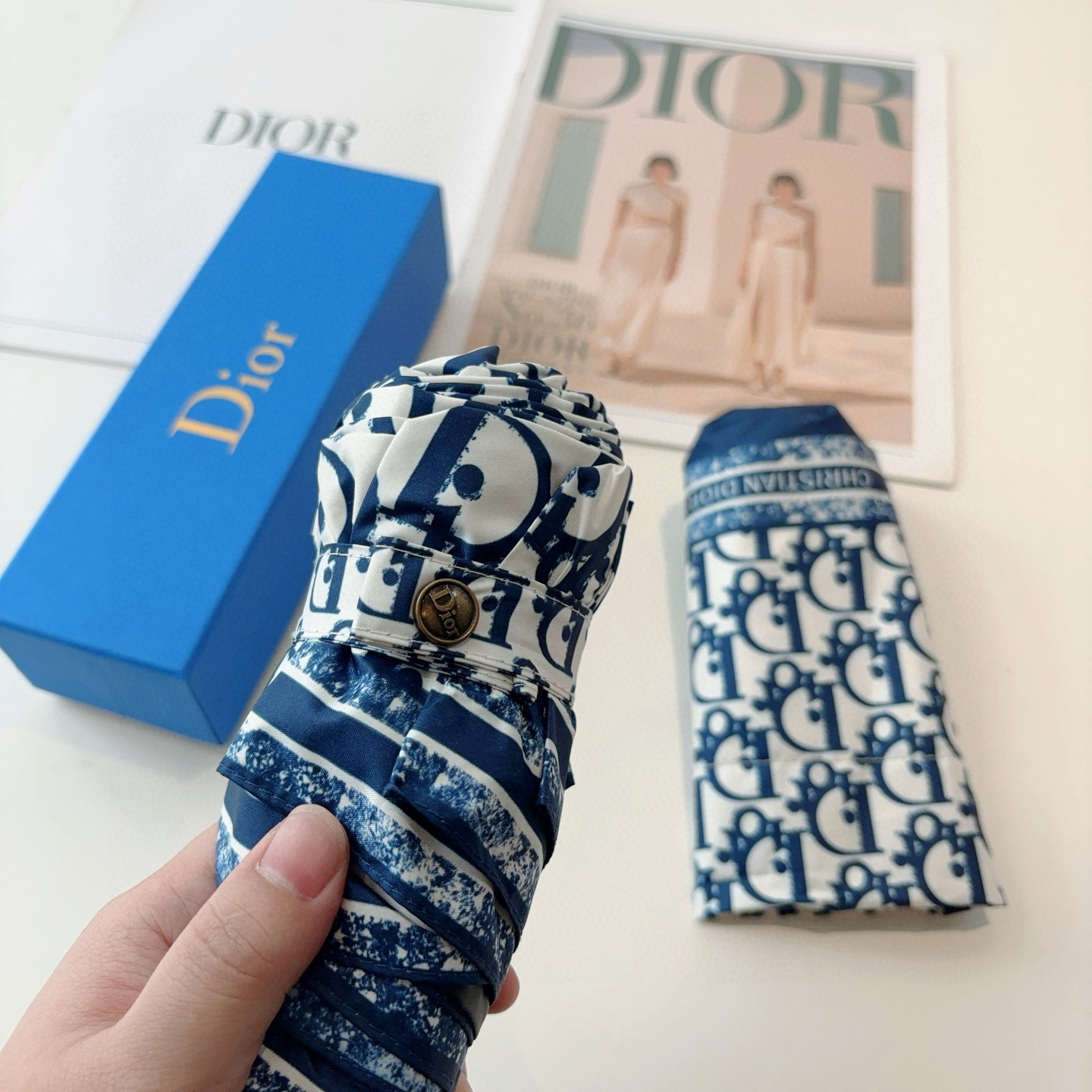  DIOR （迪奥） 五折手开折叠伞 超轻口袋 仅18cm  热卖款 时尚指数爆表 无论晴天雨天使用都相