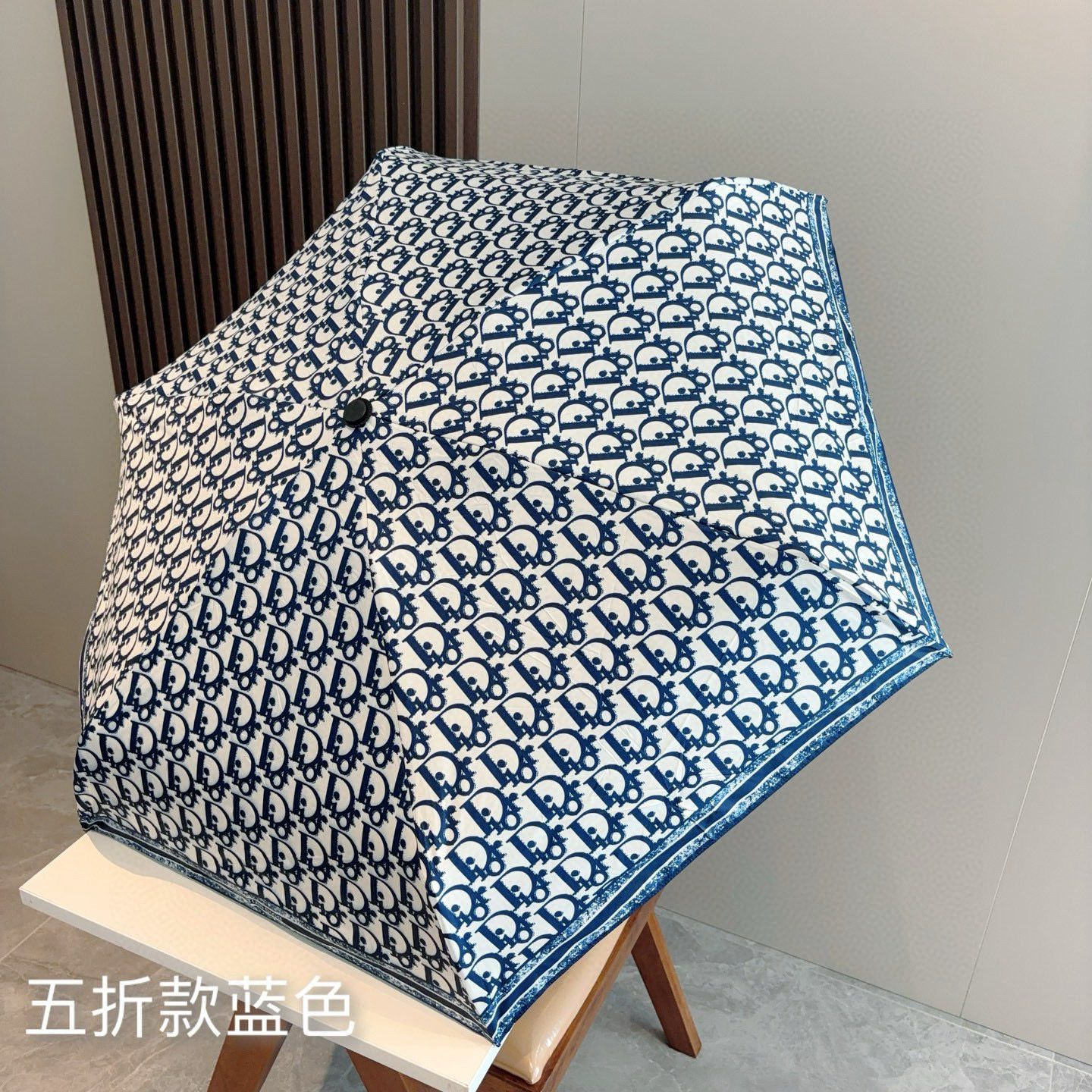  DIOR （迪奥） 五折手开折叠伞 超轻口袋 仅18cm  热卖款 时尚指数爆表 无论晴天雨天使用都相