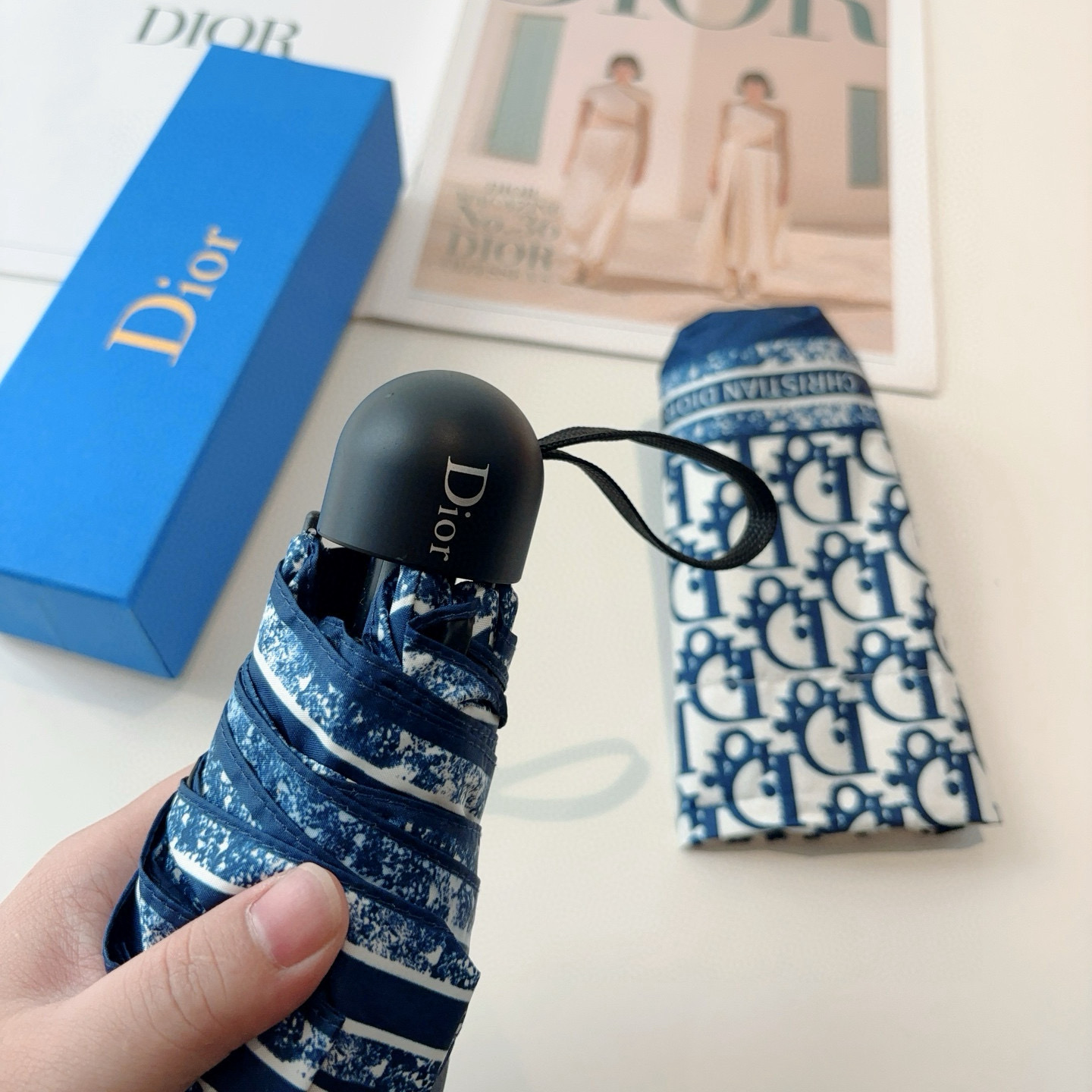  DIOR （迪奥） 五折手开折叠伞 超轻口袋 仅18cm  热卖款 时尚指数爆表 无论晴天雨天使用都相