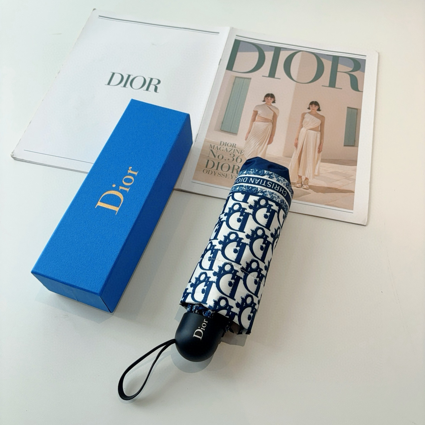  DIOR （迪奥） 五折手开折叠伞 超轻口袋 仅18cm  热卖款 时尚指数爆表 无论晴天雨天使用都相
