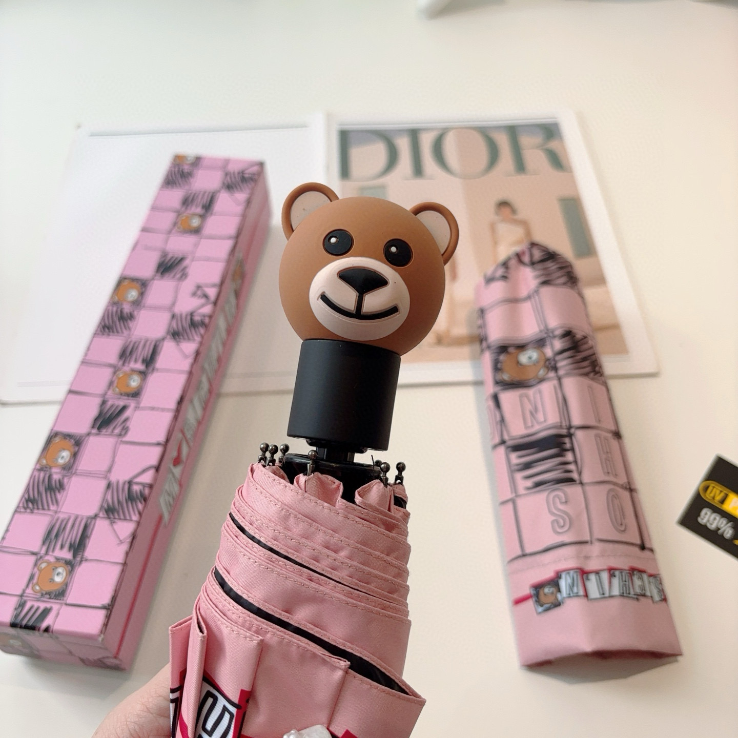 Moschino（莫斯奇诺）熊头柄 三折自动伞设计师Franco Moschino以自己的名字命名的一个