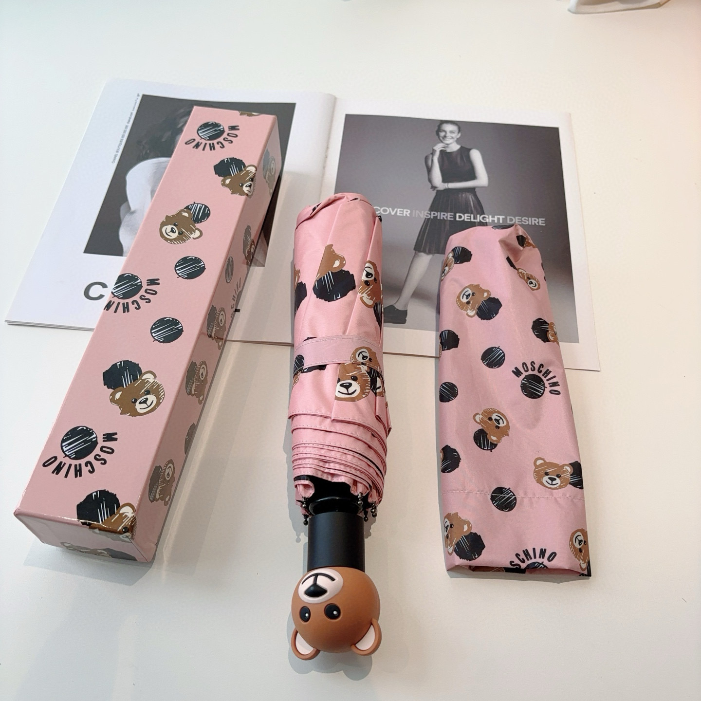  Moschino（莫斯奇诺）熊头柄 三折自动伞设计师Franco Moschino以自己的名字命名的一